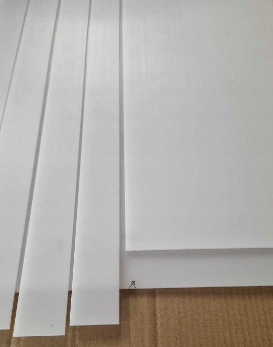 POLIETYLEN PE1000 BIAŁY NATURALNY 4x50x2000mm ZGARNIACZ