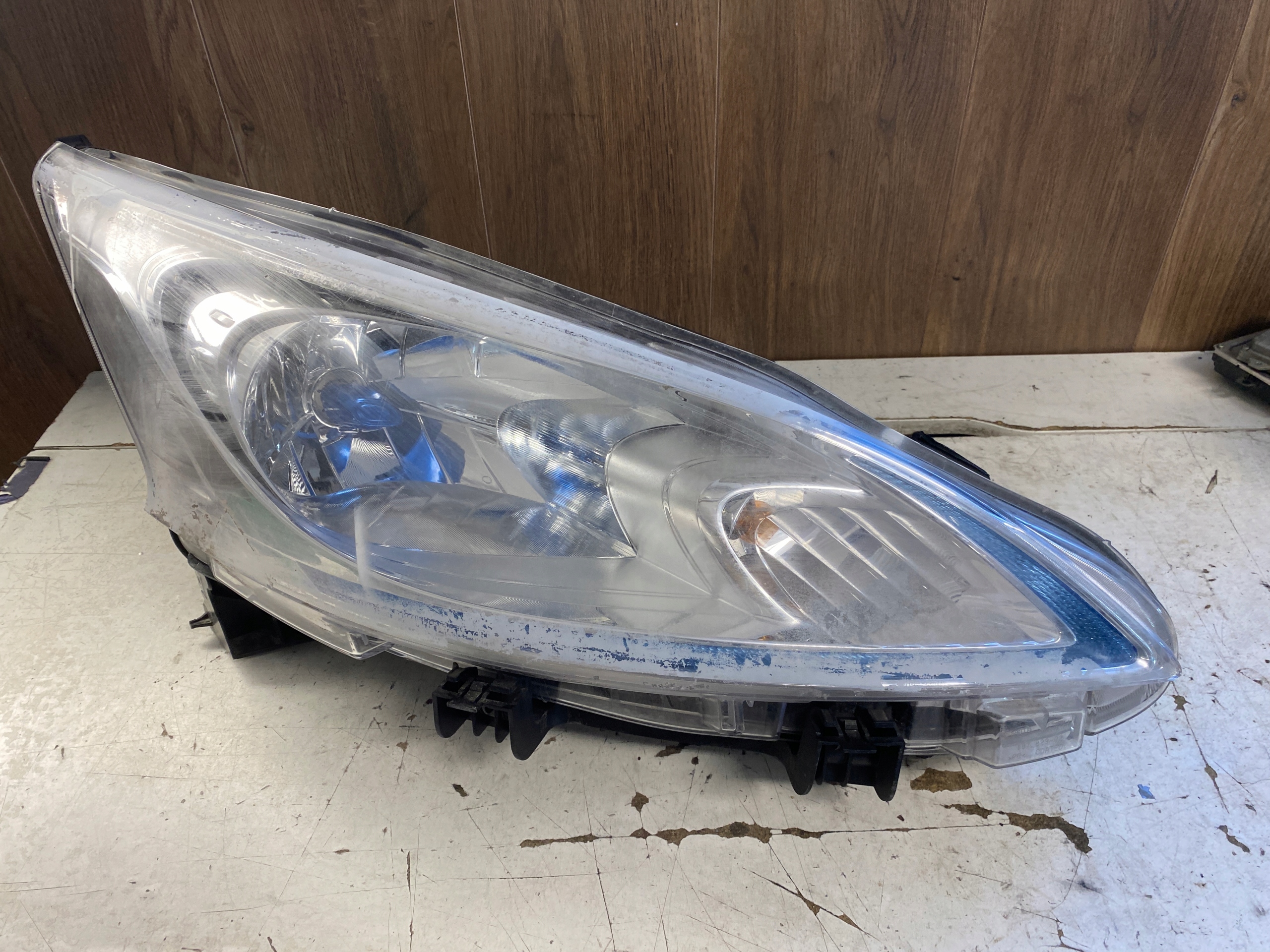 NISSAN Е-Nv200 ФАРА ПРАВИЙ ПЕРЕД 26010fa0a