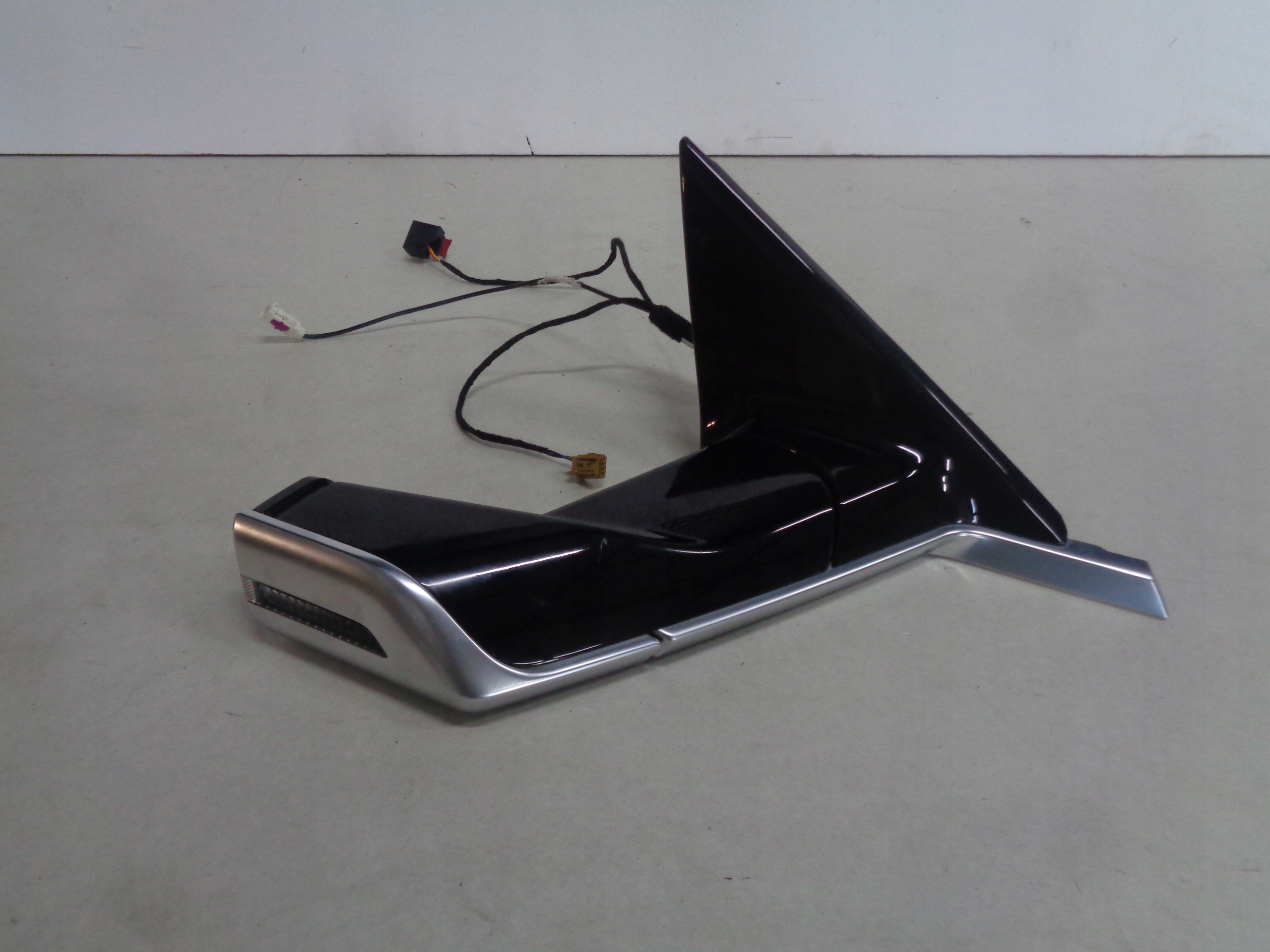 LUSTERKO PRAWE KAMERA AUDI E-TRON 18-