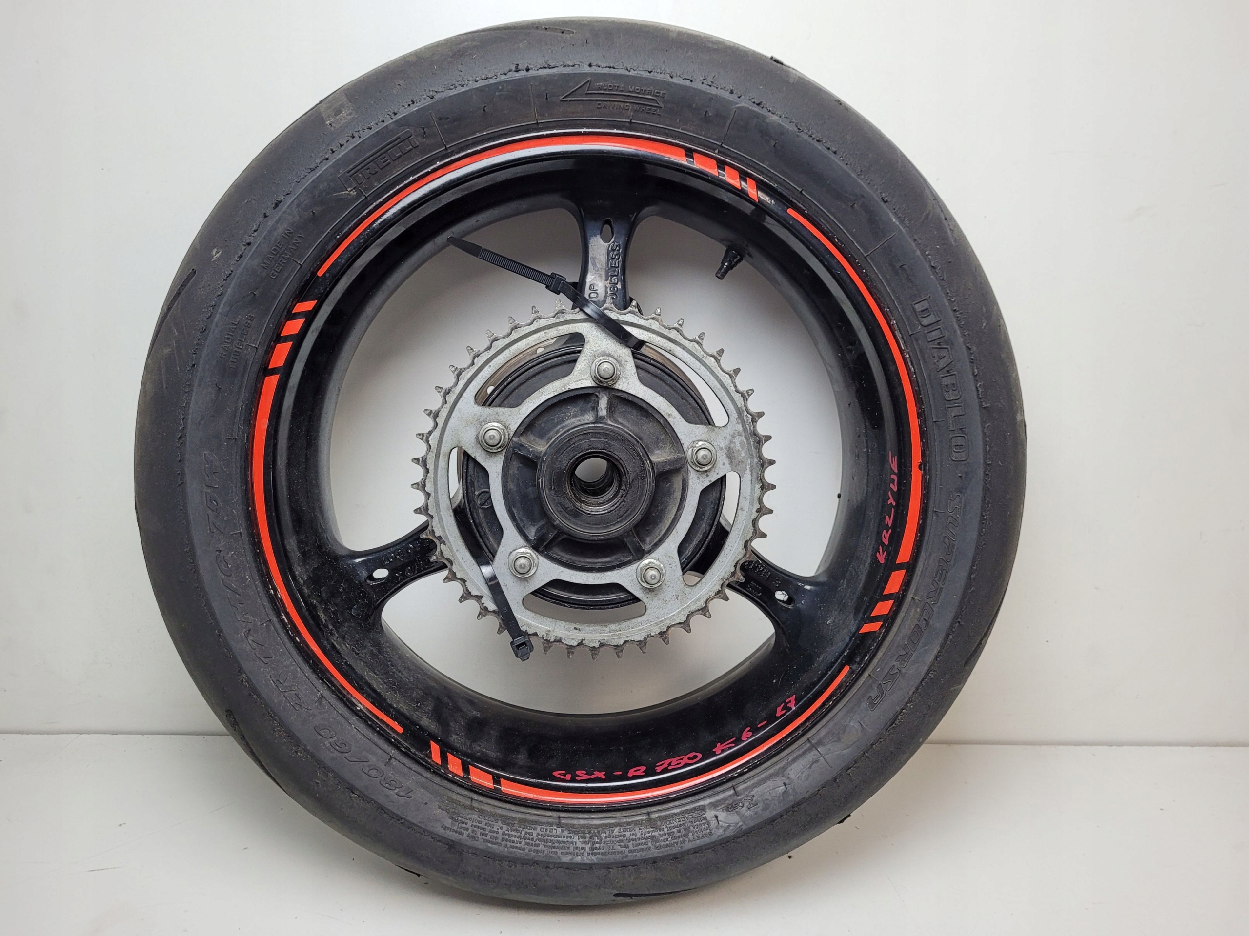 SUZUKI GSXR 750 K6 K7 KOŁO OPONA FELGA TYŁ KRZYWA