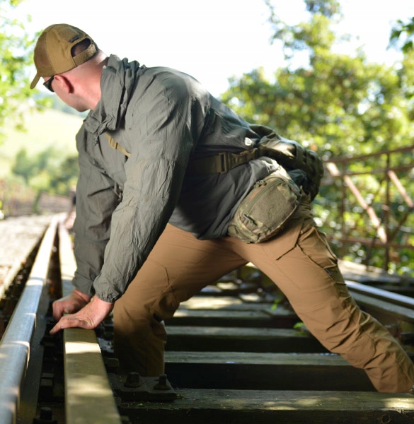 KURTKA MĘSKA WIATRÓWKA Z KAPTUREM WINDRUNNER SKŁADANA Czarna Liczba kieszeni 1