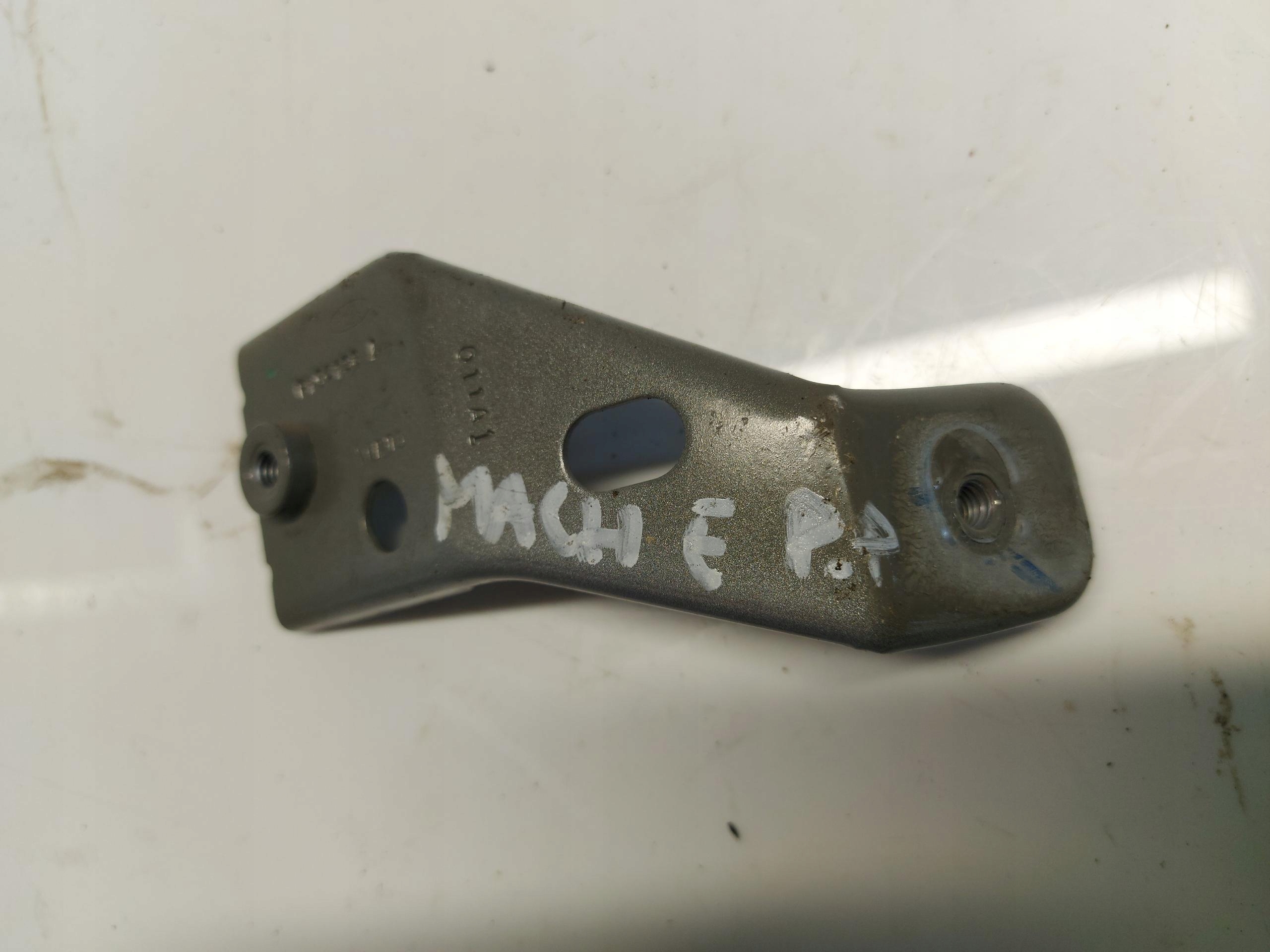 Ford Mustang Mach-E držiak Nárazníka predok pravý