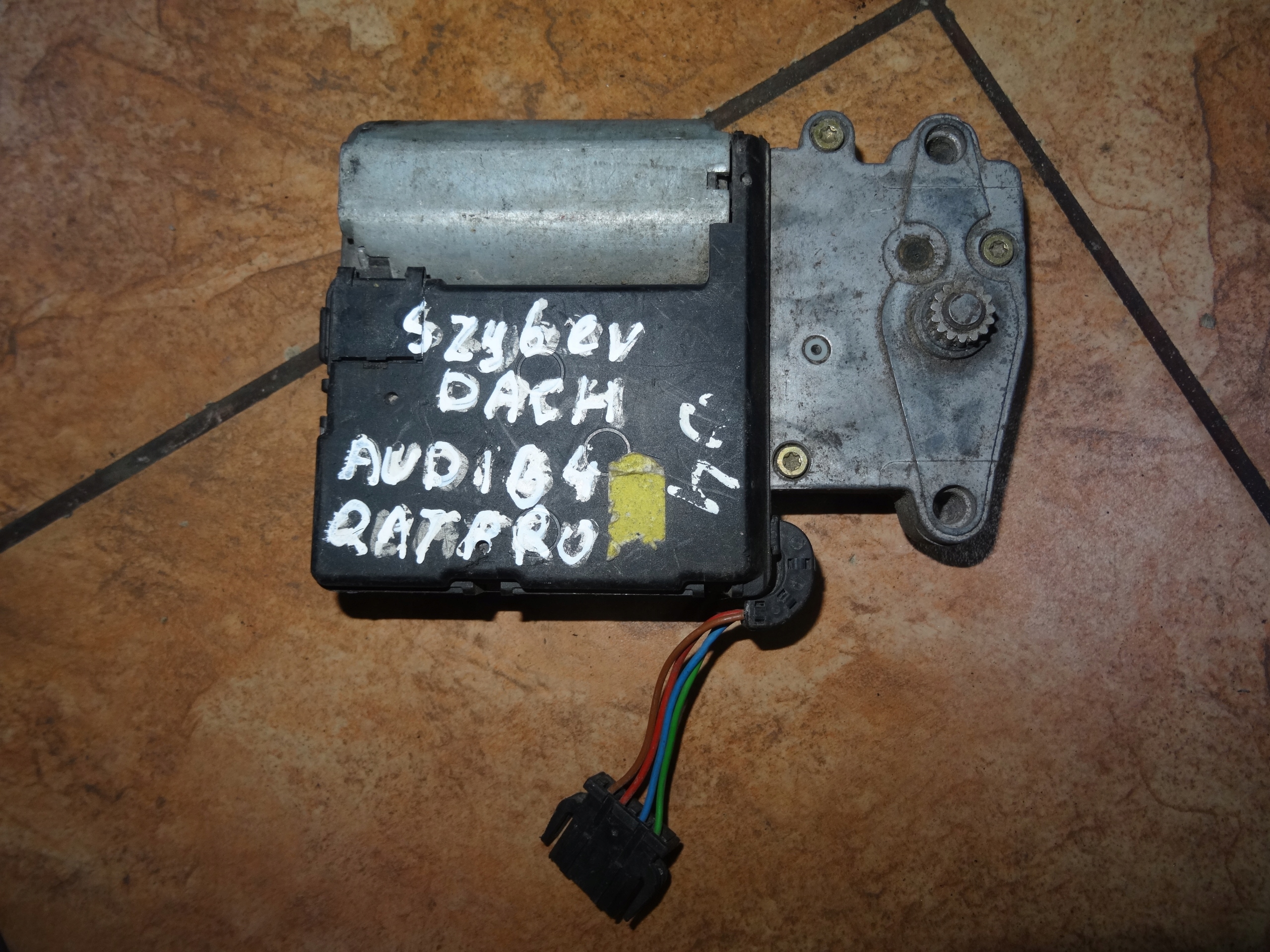 AUDI A4 SILNICZEK SZYBERDACHU (2)