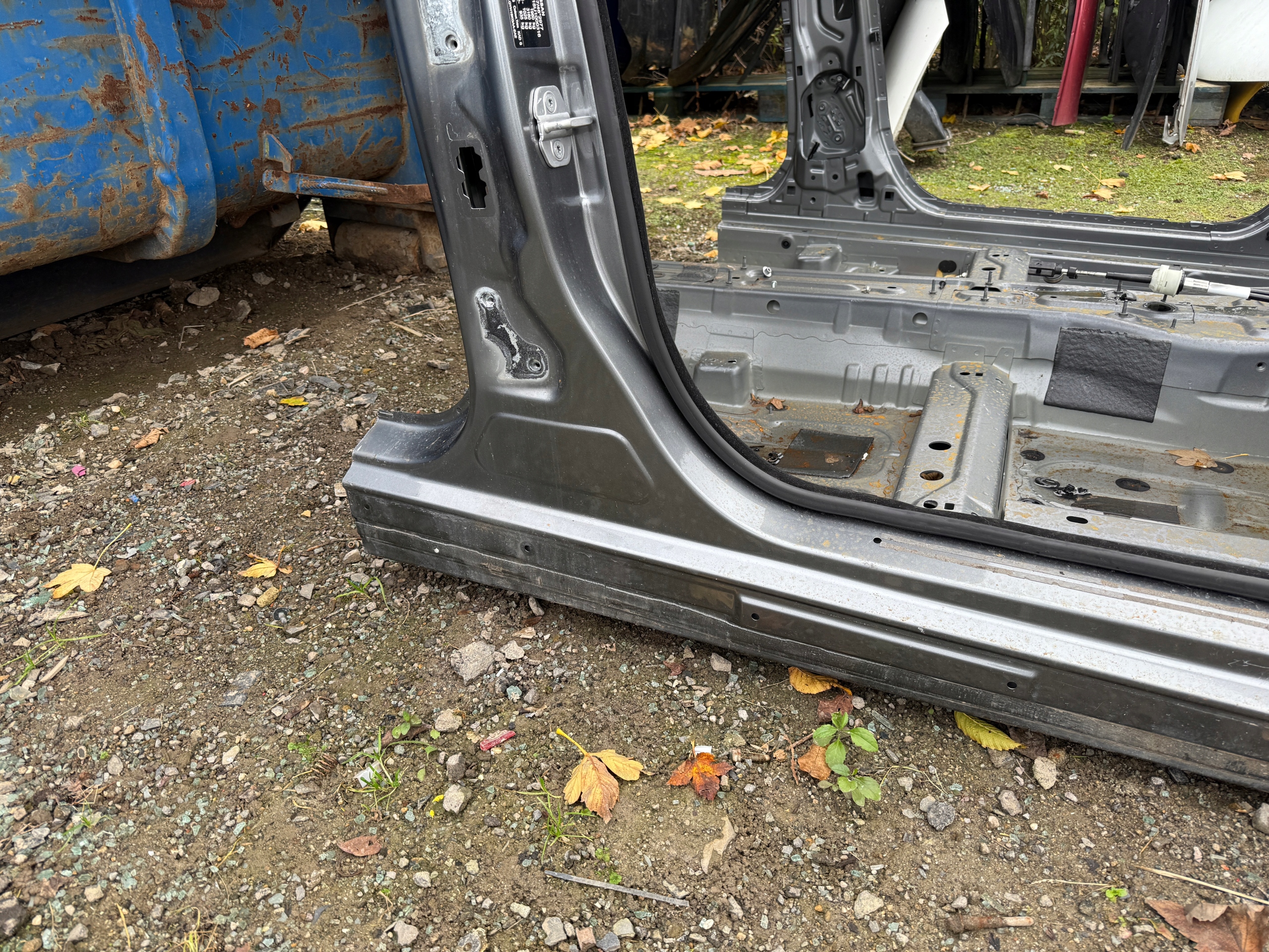 INFINITI Q30 pillar central threshold pillar roofs quarter right front