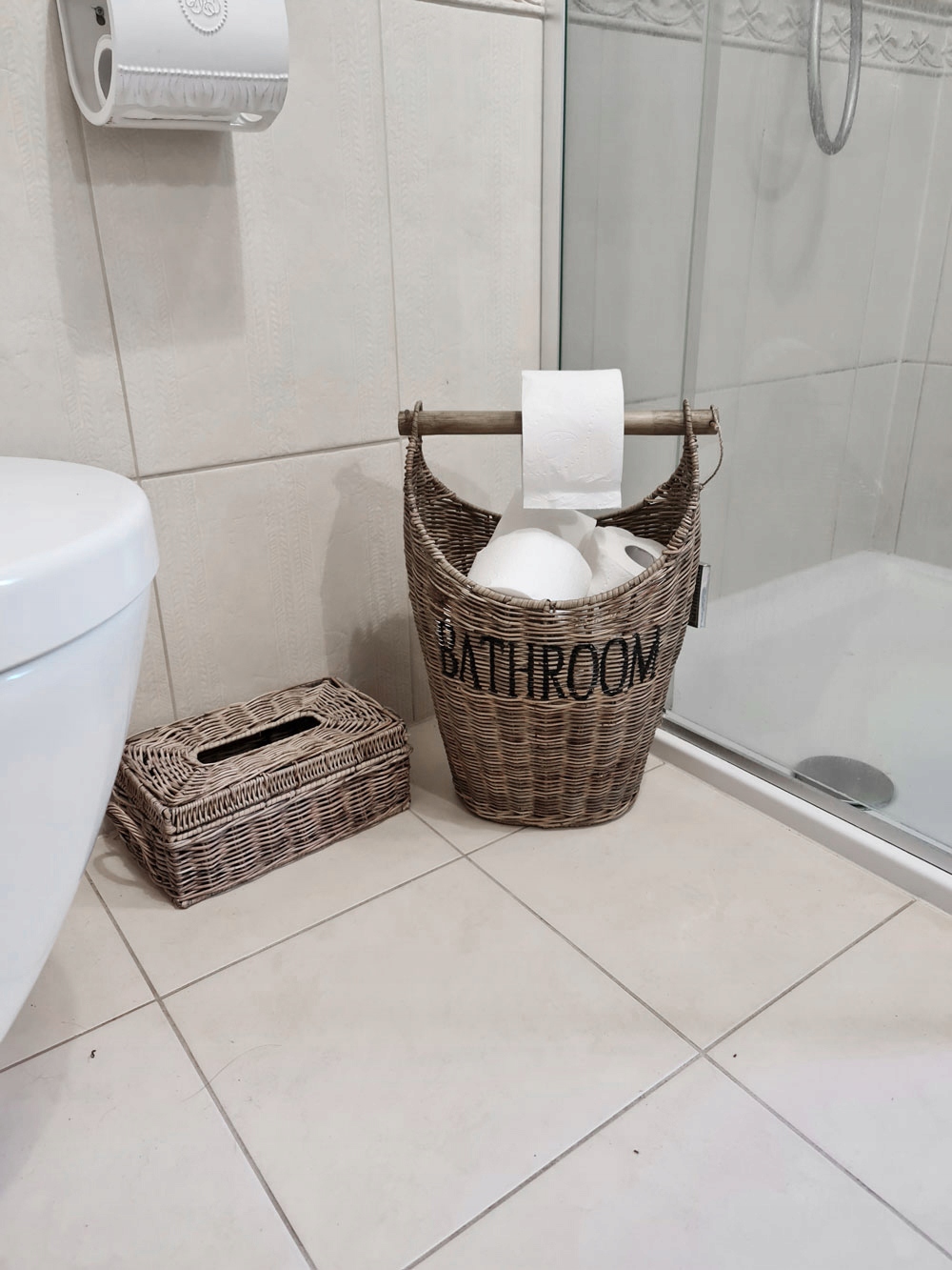 Ratanový stojan Hampton na toaletný papier do kúpeľne a toalety Kontajner