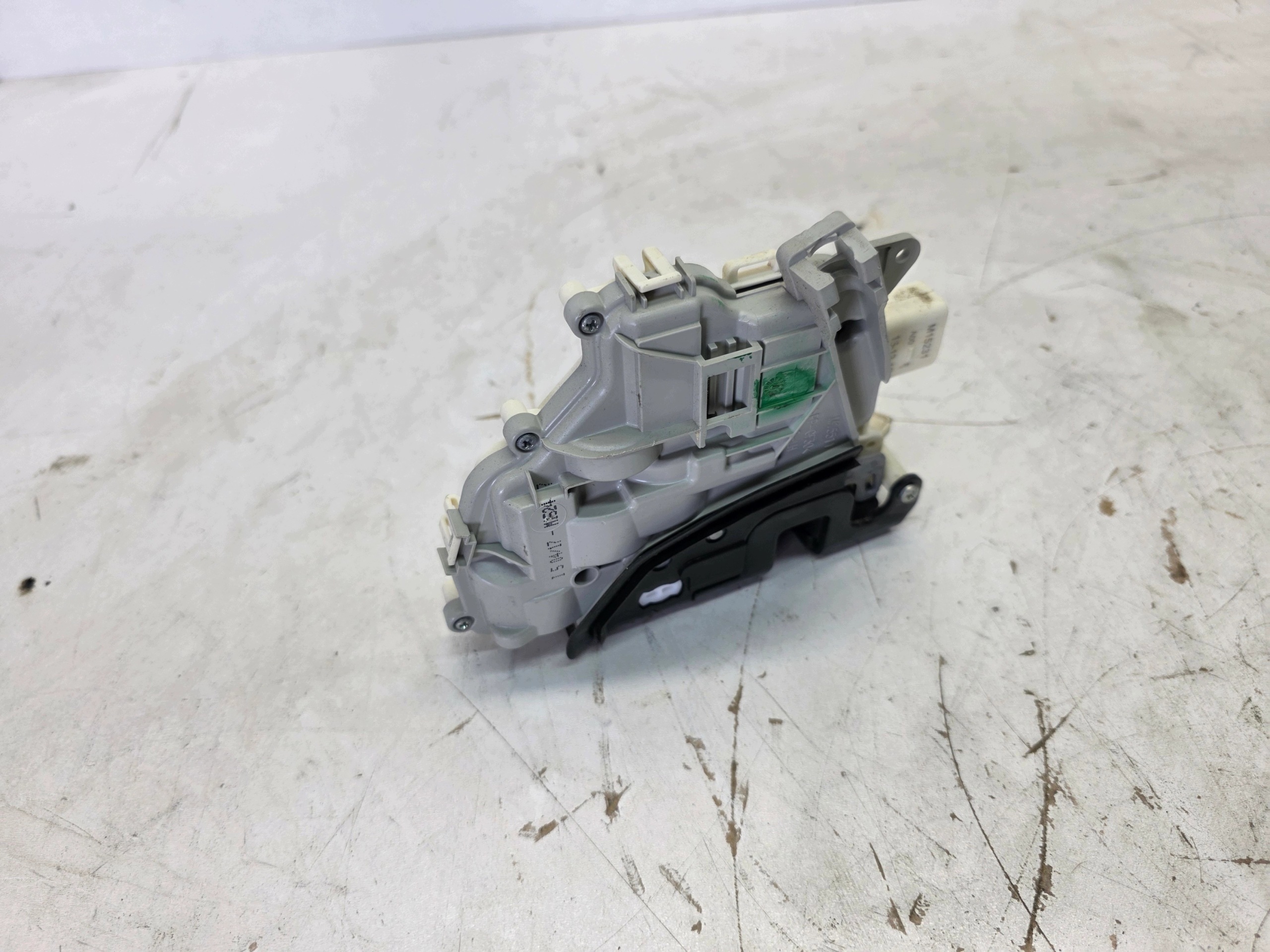lock door left rear part AUDI A6 C7 Q3 4G0839015D 8-PIN