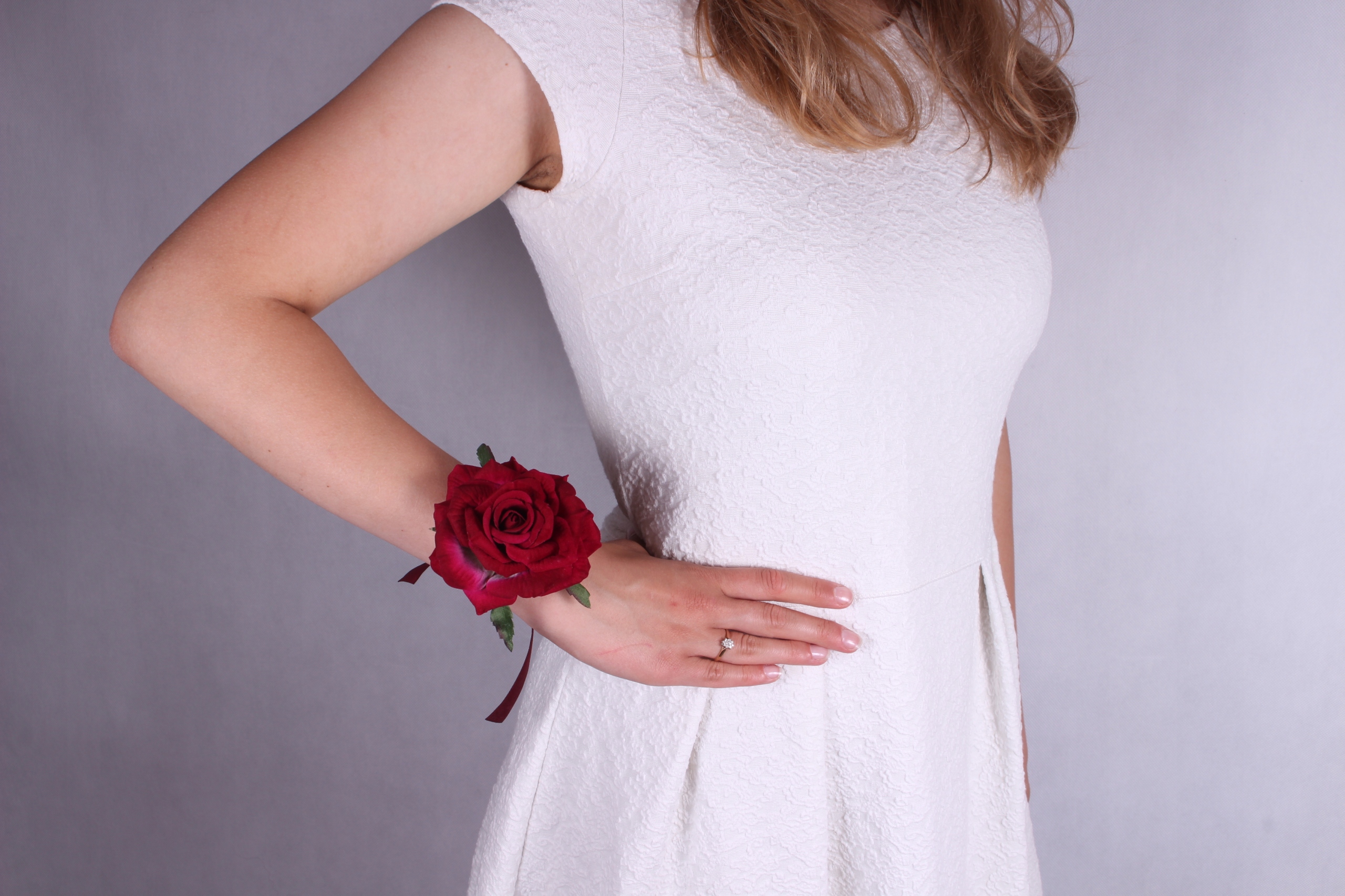 Kotylion przypinka róża welur bordo studniówka bal