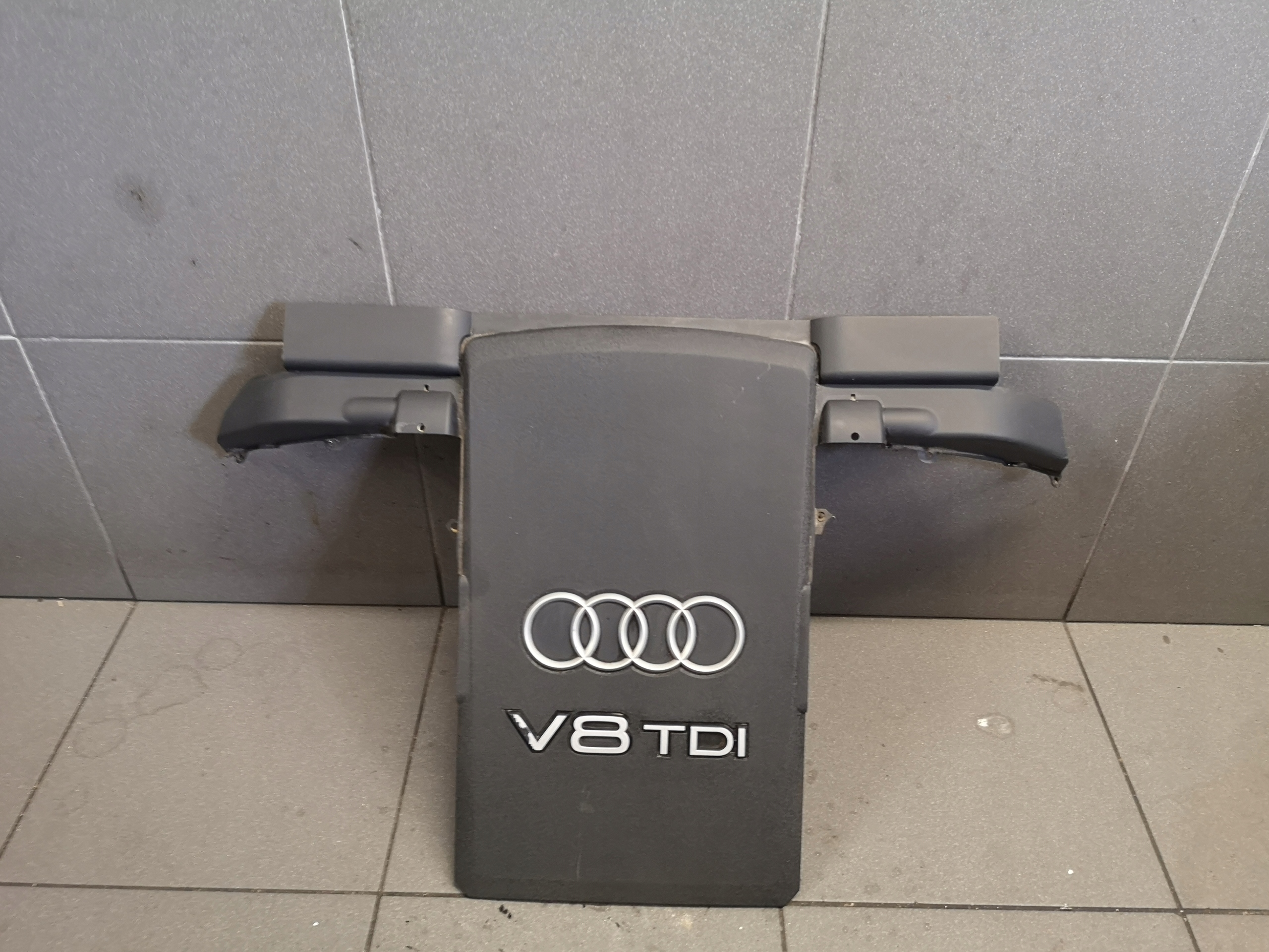 защита крышка Двигателя Audi A8 D3 4.0 tdi V8 057103925