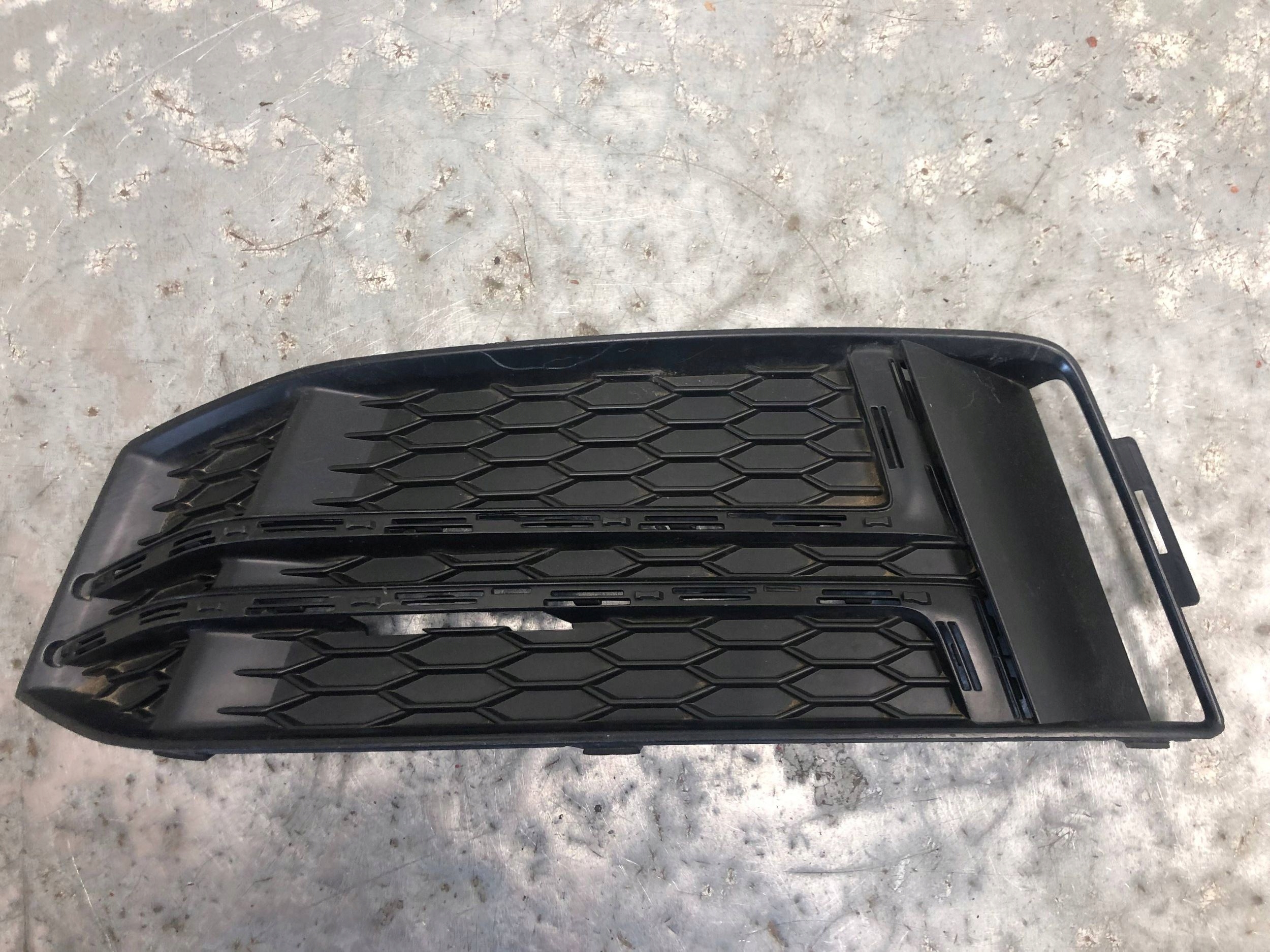 grid of a bumper left front AUDI A4 B9 S-LINE 8W0807681F