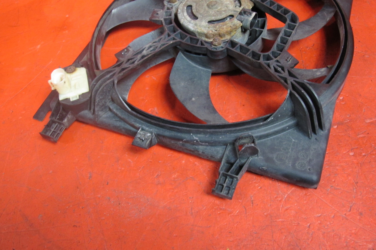 OPEL CORSA D 1.2 B Z12XEP vrtule ventilátor obal chladiče 13256567