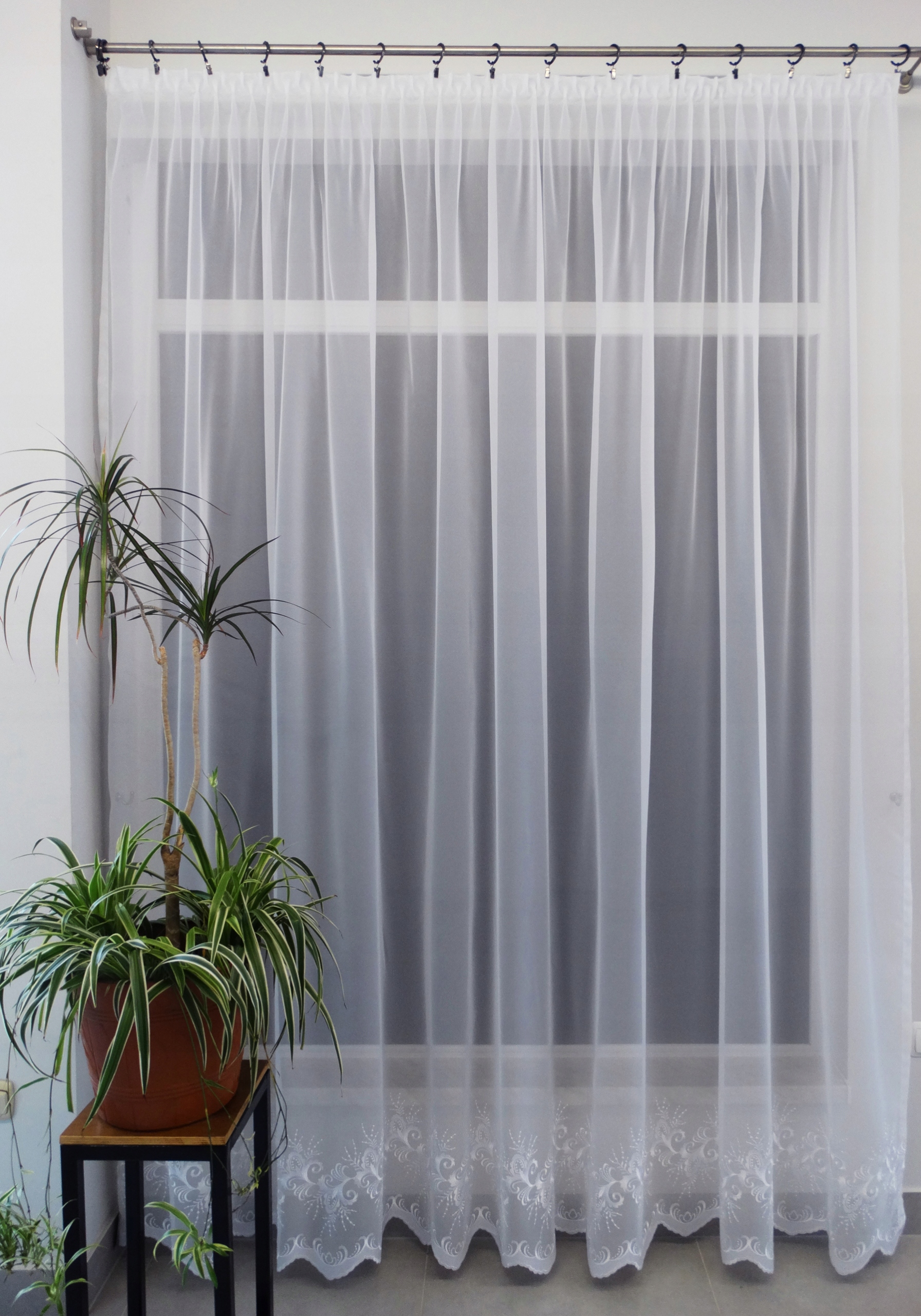 Mg Ora Voál Bílá výšivka 430x250 cm šitá s polský páskou