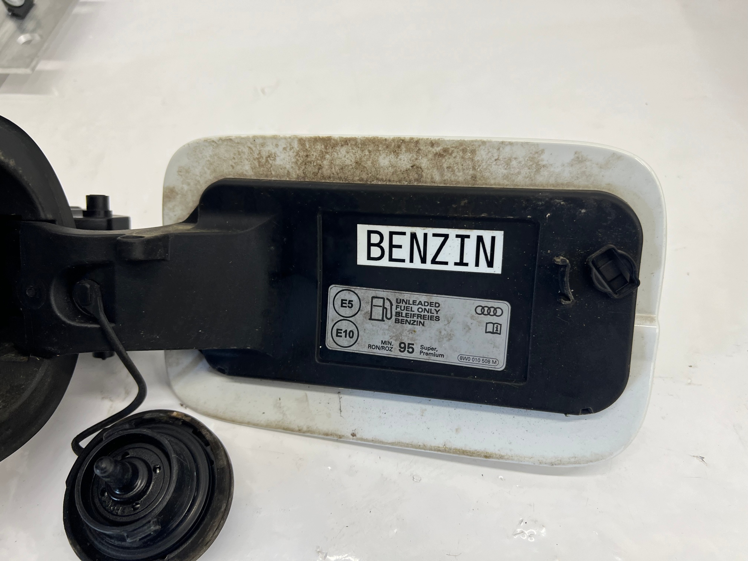 AUDI A4 B9 KLAPKA Tankklappe Dämpfer LY9C BIALY 8W0809906