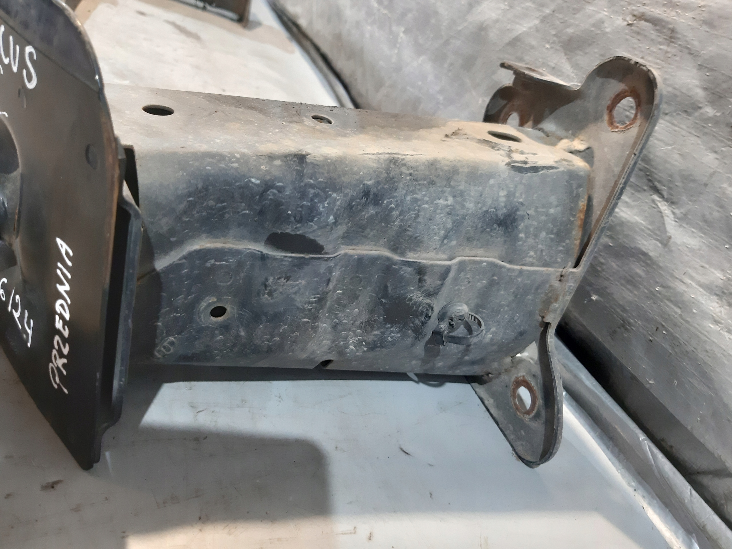 Ford Focus C-max and sider below bumper front