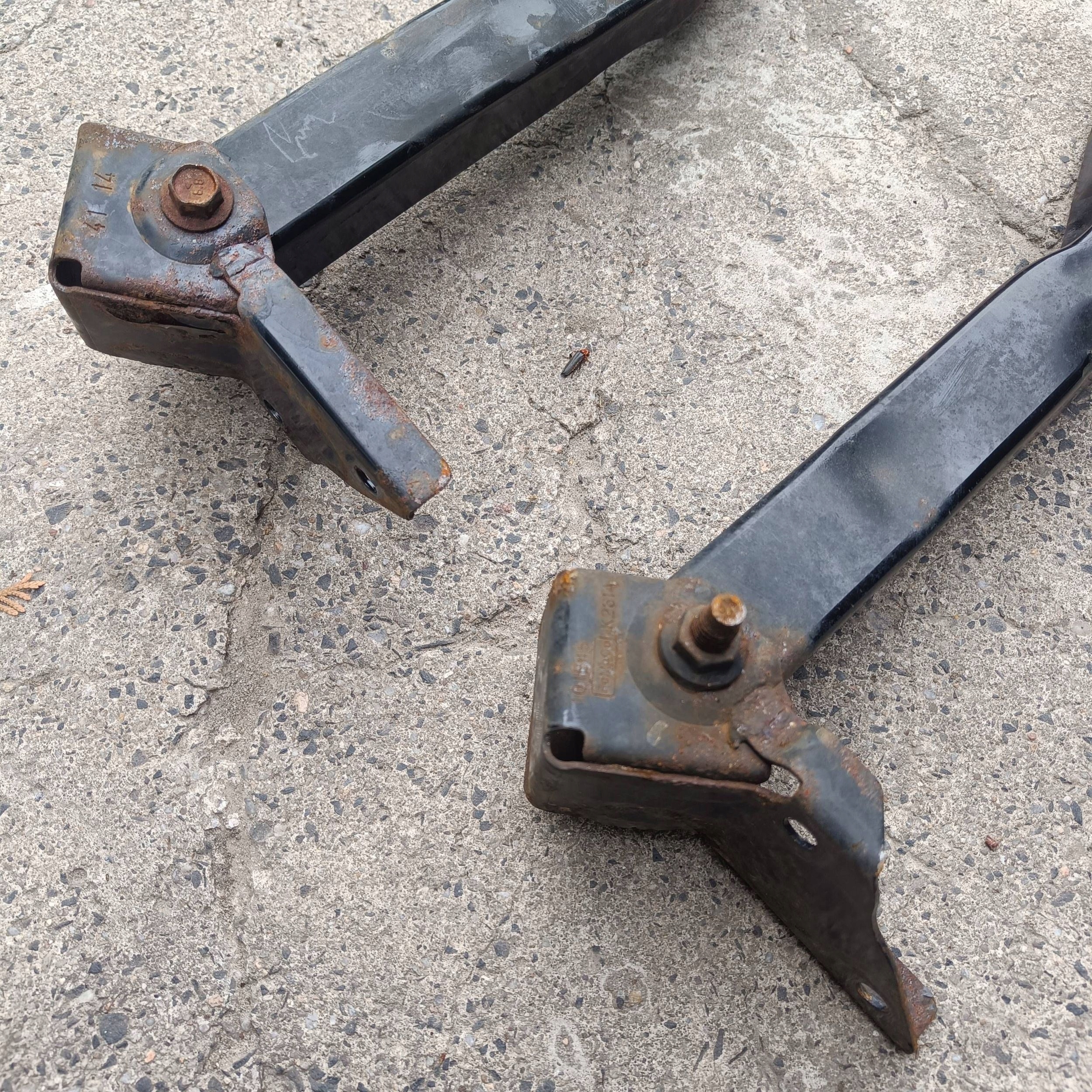 Ford Kuga II 2014 sider osi przedniej pillar front komplet