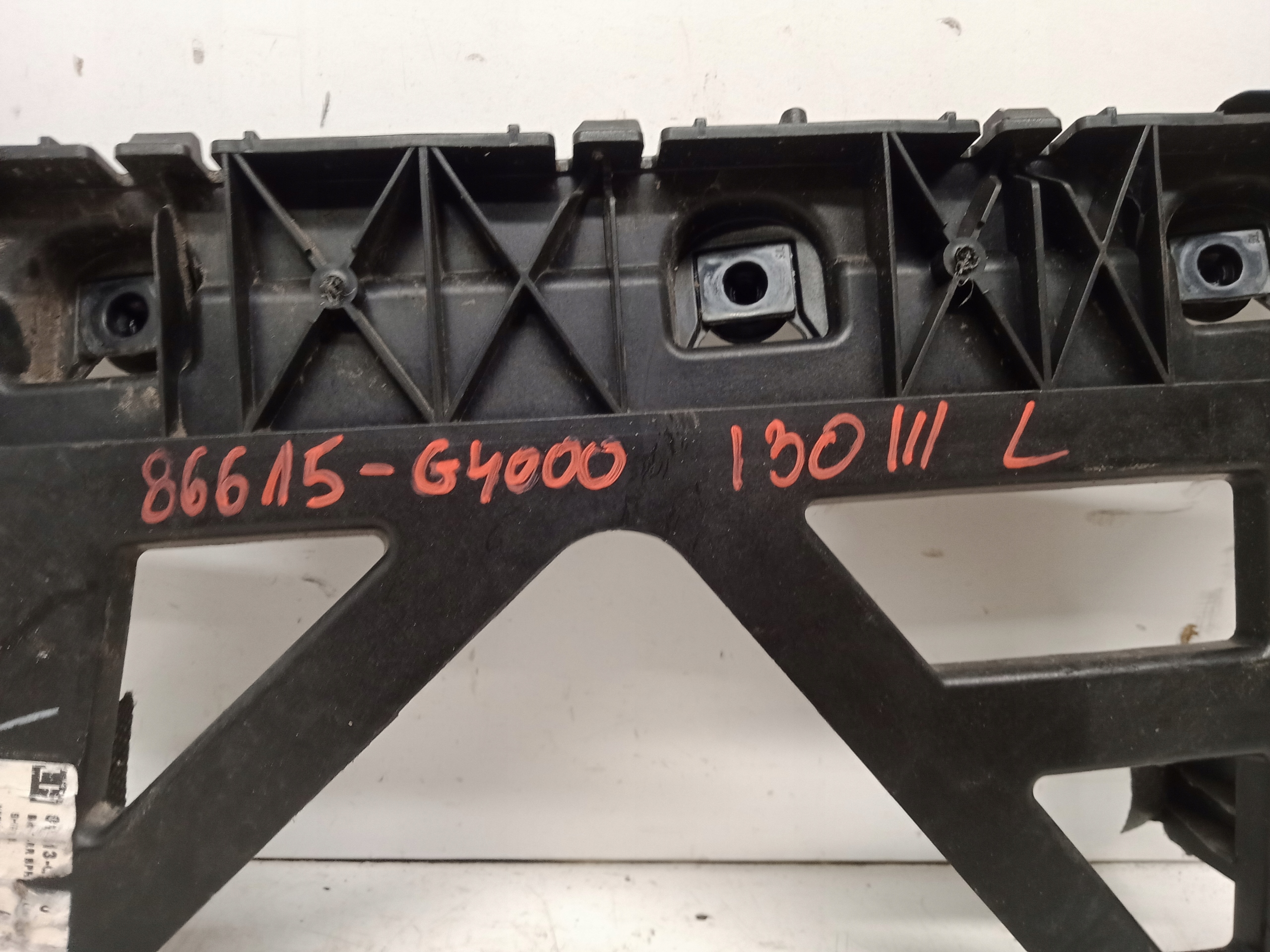 HYUNDAI I30 III HB bumper bracket left rear part 86615-G4000 2017