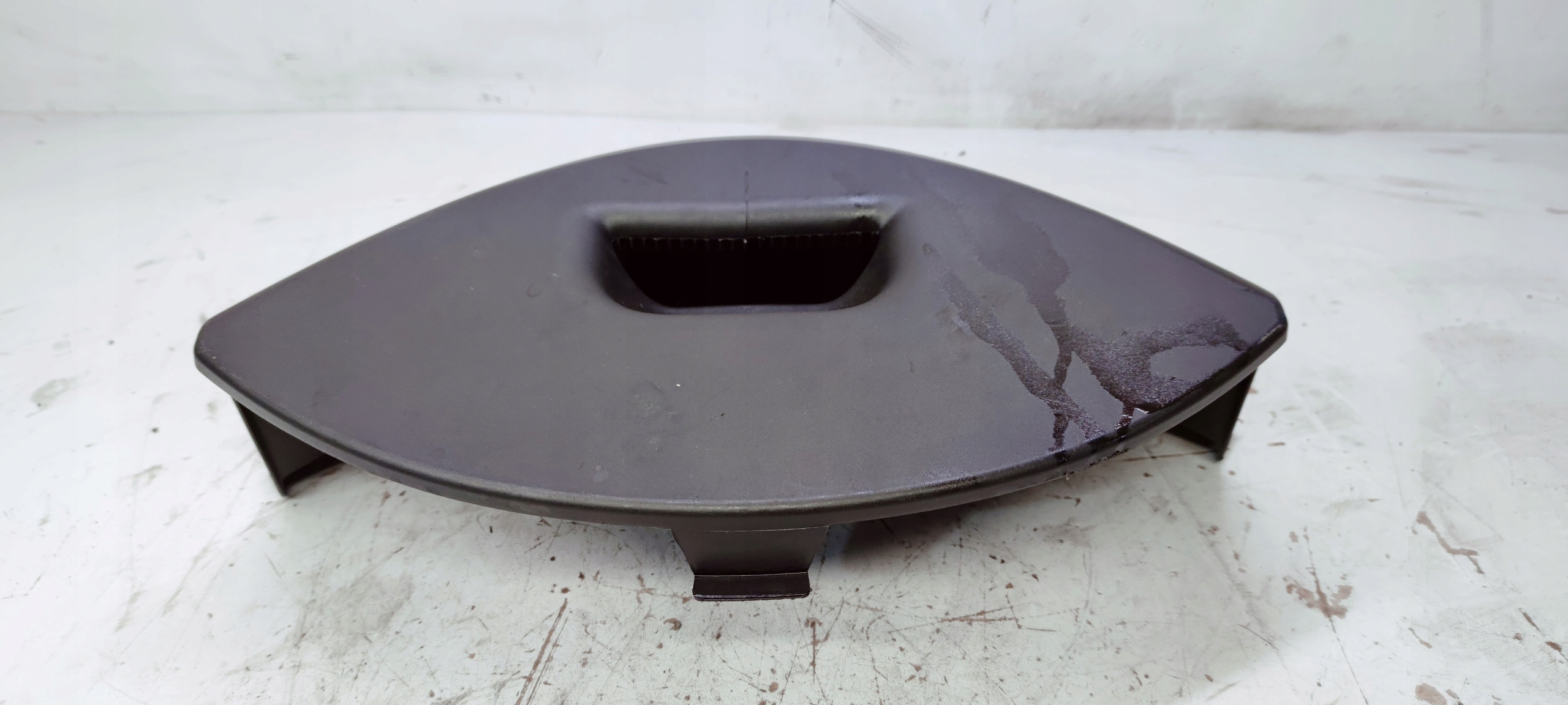 ZAŚLEPKA WKŁADKU KOŁA ZAPASOWEGO AUDI A4 8E5012116 Numer katalogowy części 8E5012116