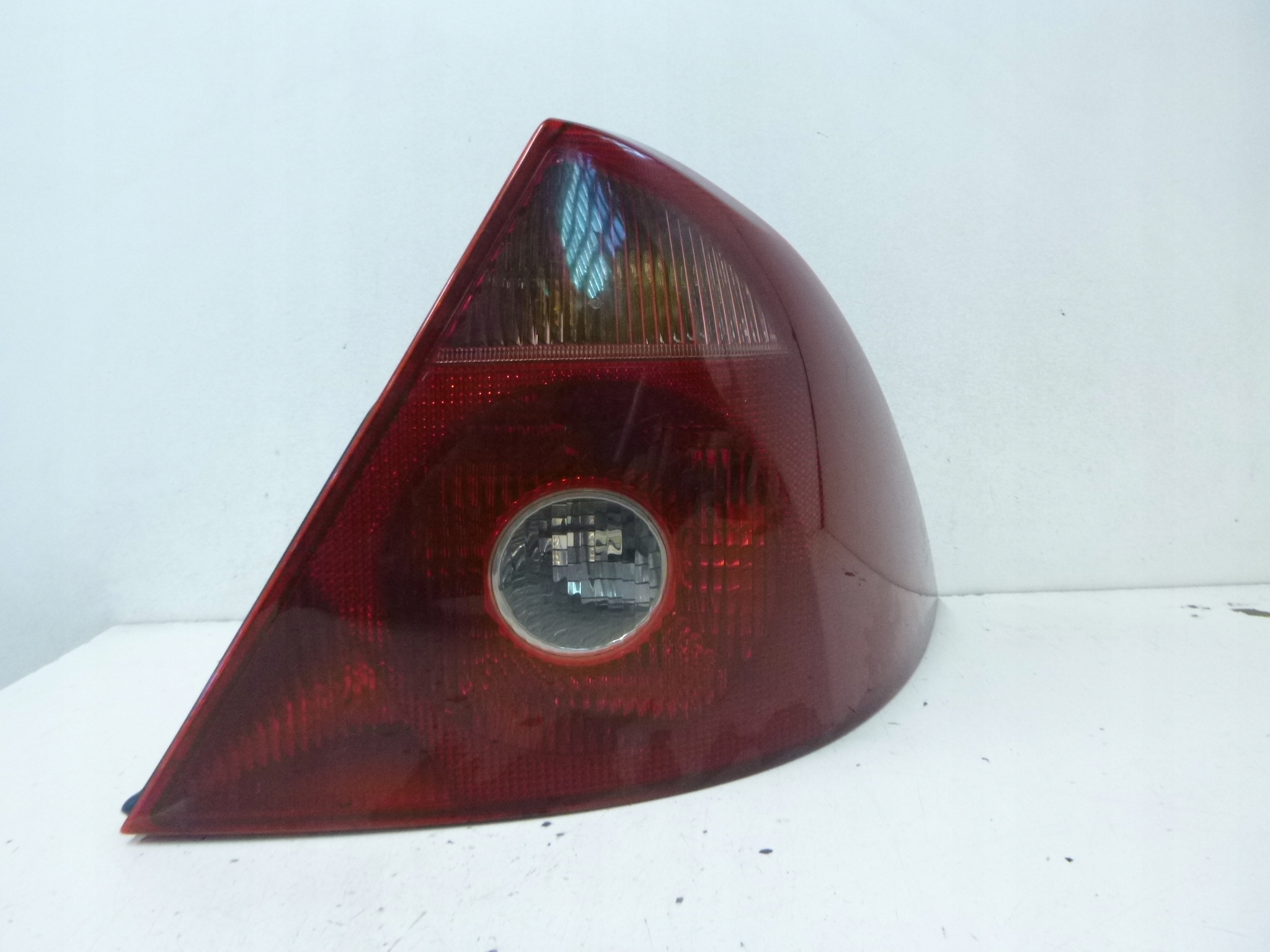 light rear Ford Mondeo III sedan HB 01r.