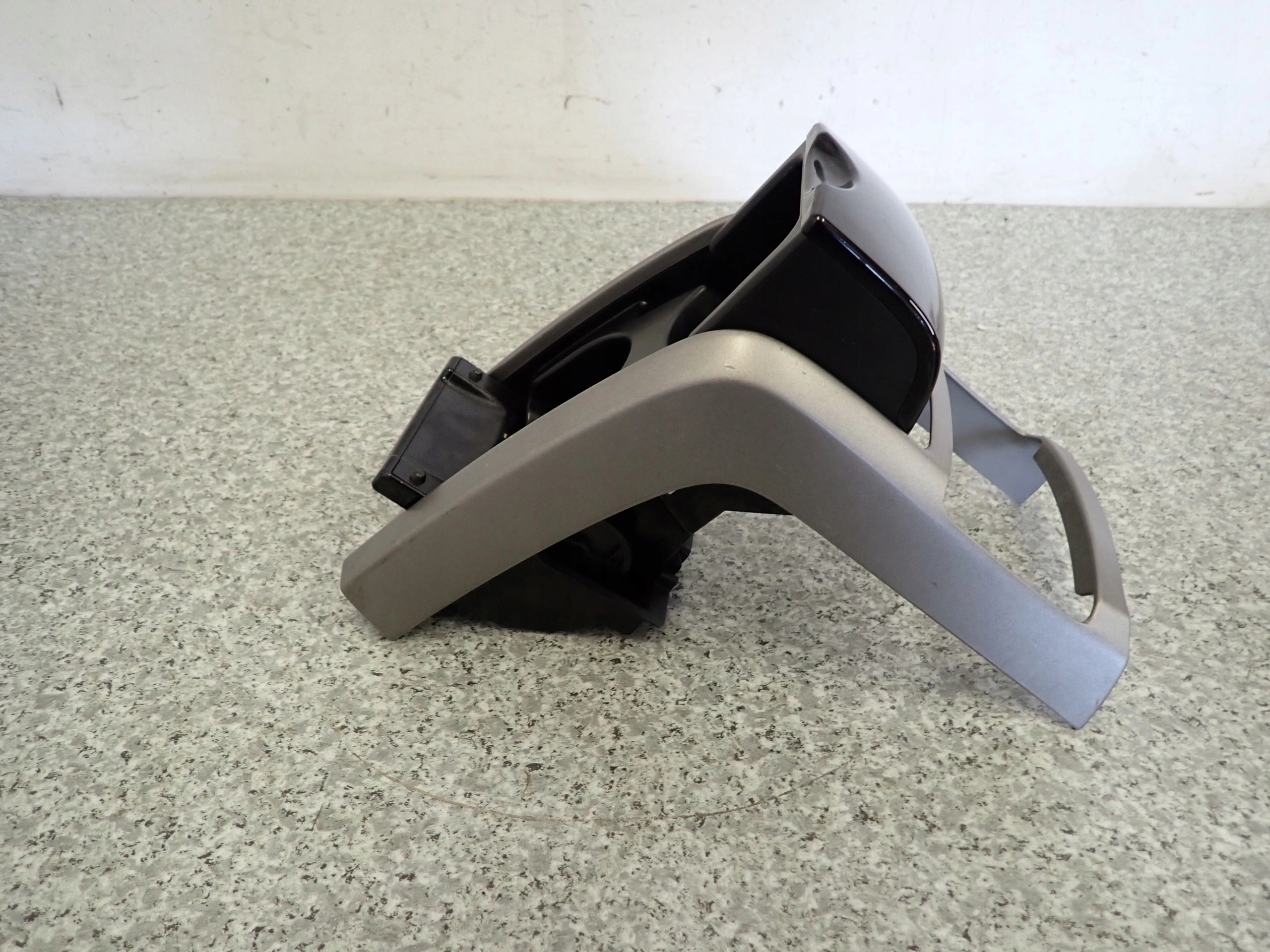 TOYOTA PRIUS II 03-09 бардачок тунель середина