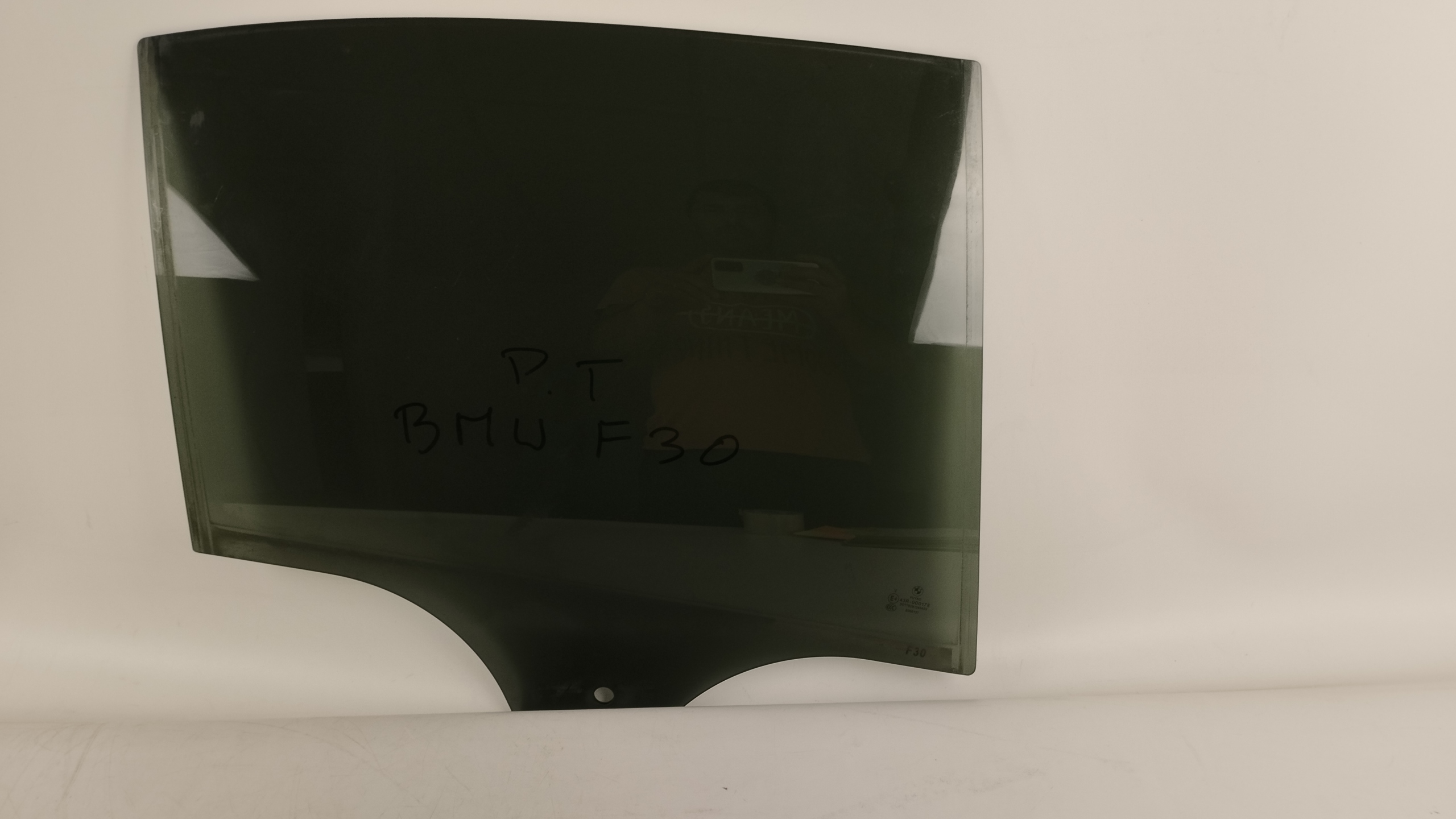 СКЛО БІЧНА ДВЕРІ ПРАВИЙ ЗАД. BMW 3 F30