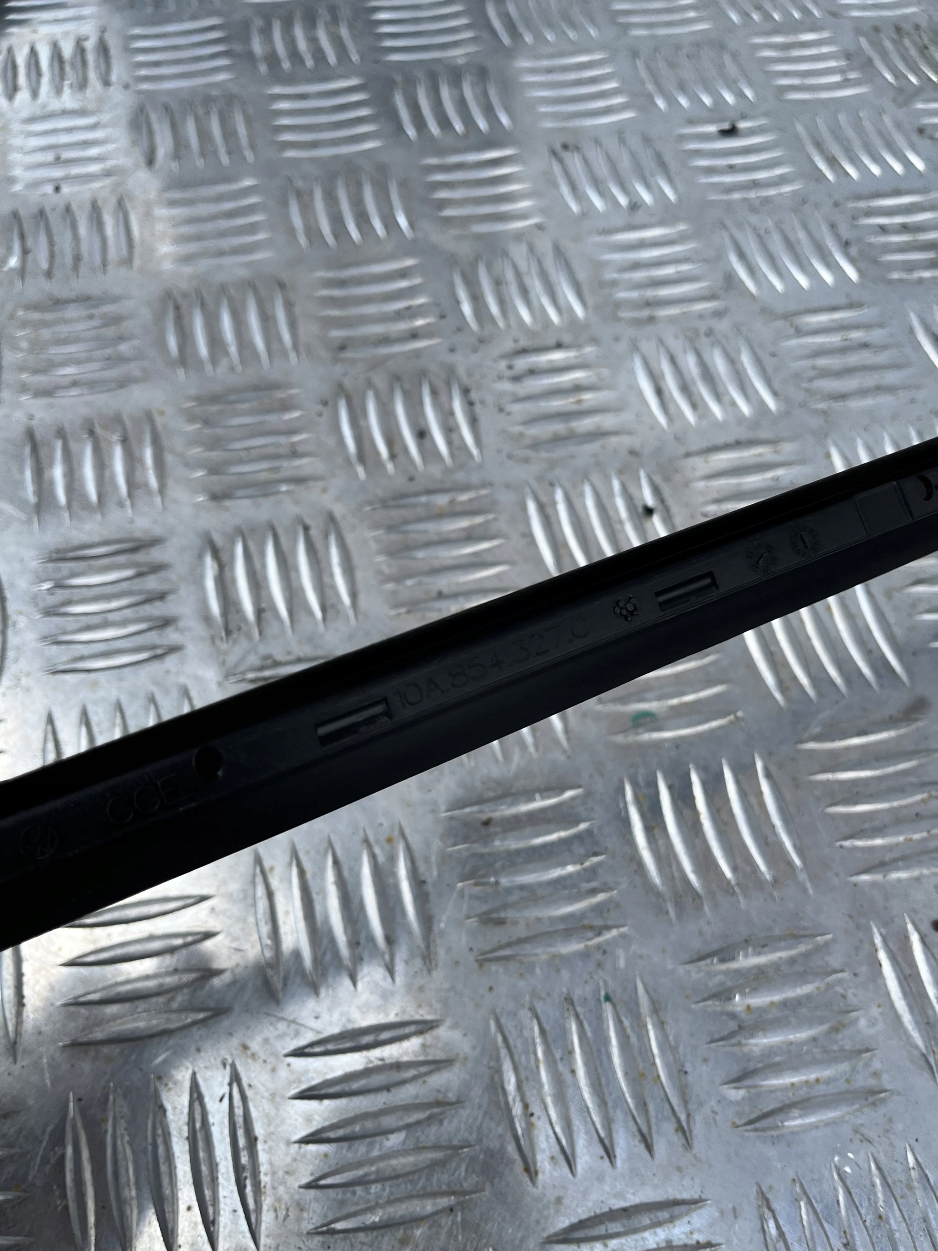 LISTWA ZGARNIAJĄCA SZYBY CZOŁOWEJ LEWA VW ID.3 ID3