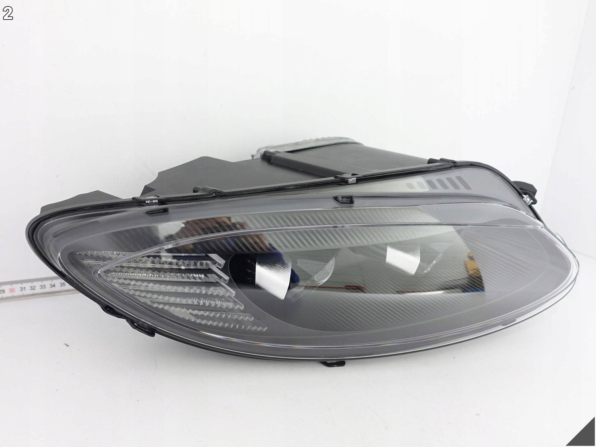 ASTON MARTIN VANTAGE II (2 GENERACJA) 18-24 light FULL LED right front UK
