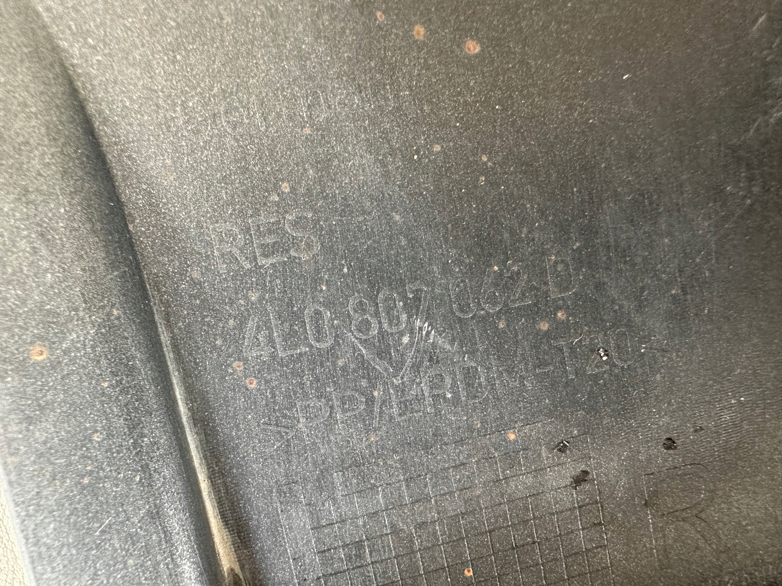 AUDI Q7 LÜFTUNGSGITTER DER STOSSSTANGE RECHTS 4L0807062D