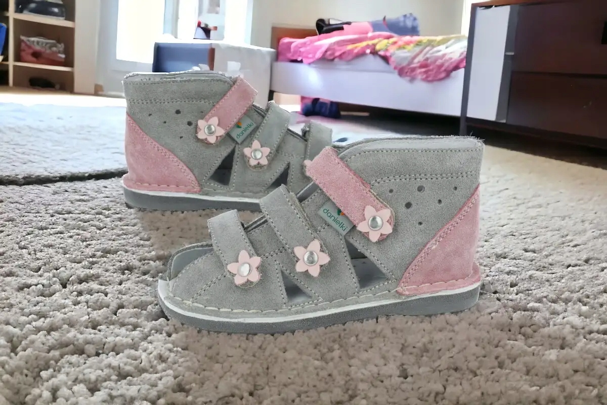 Danielki profilaktyczne buty S124 skórzane kapcie do przedszkola R30 Płeć dziewczynki