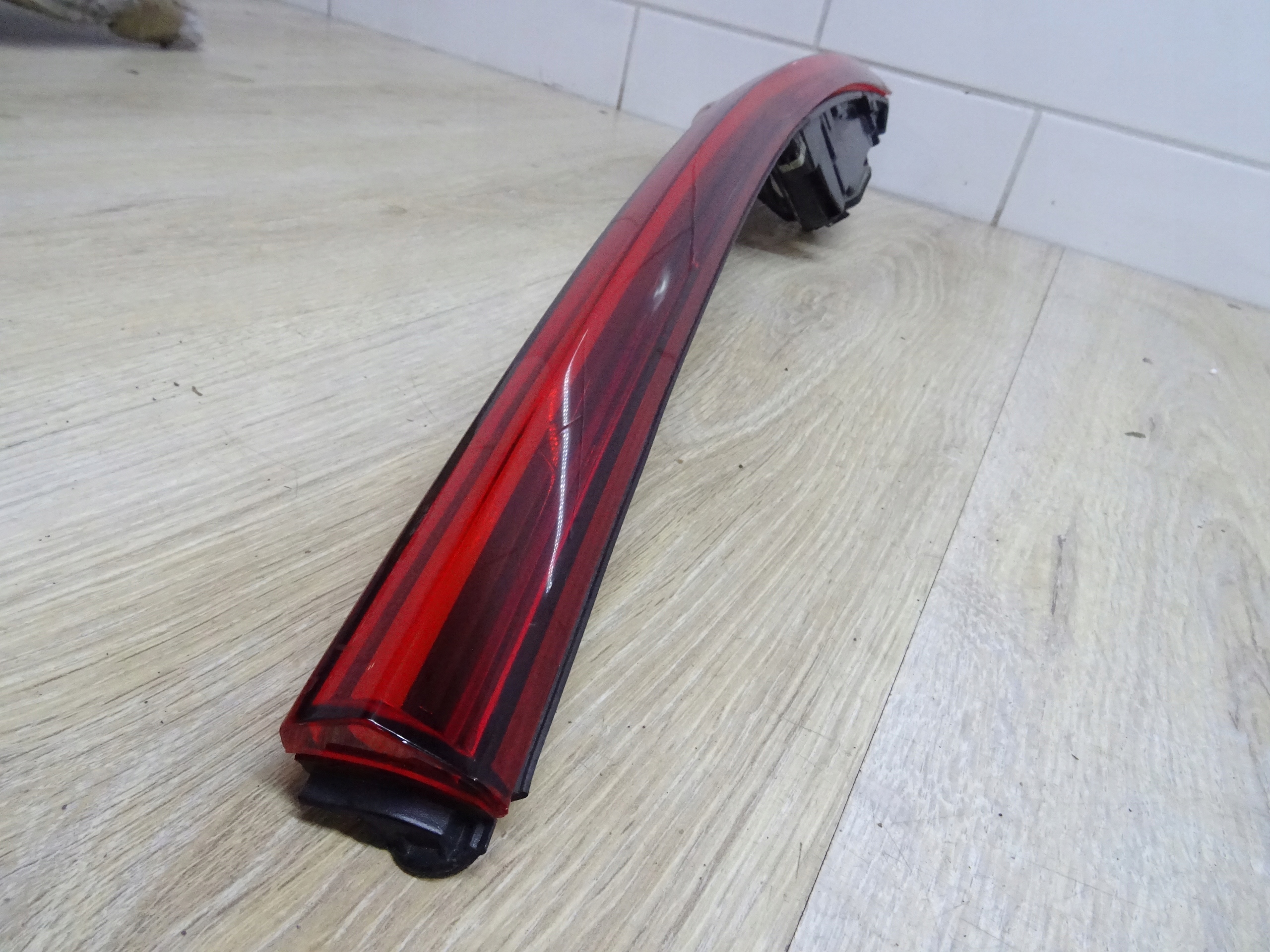 LAMPA LEWA TYŁ KLAPY SEAT TARRACO LIFT 5FJ945095 Strona zabudowy lewa