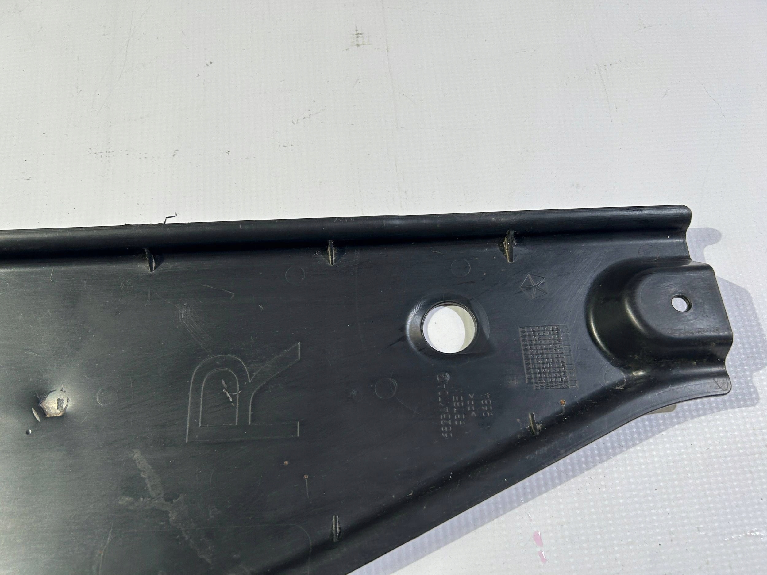 cover front front chassis cover right Chrysler Pacifica 2017