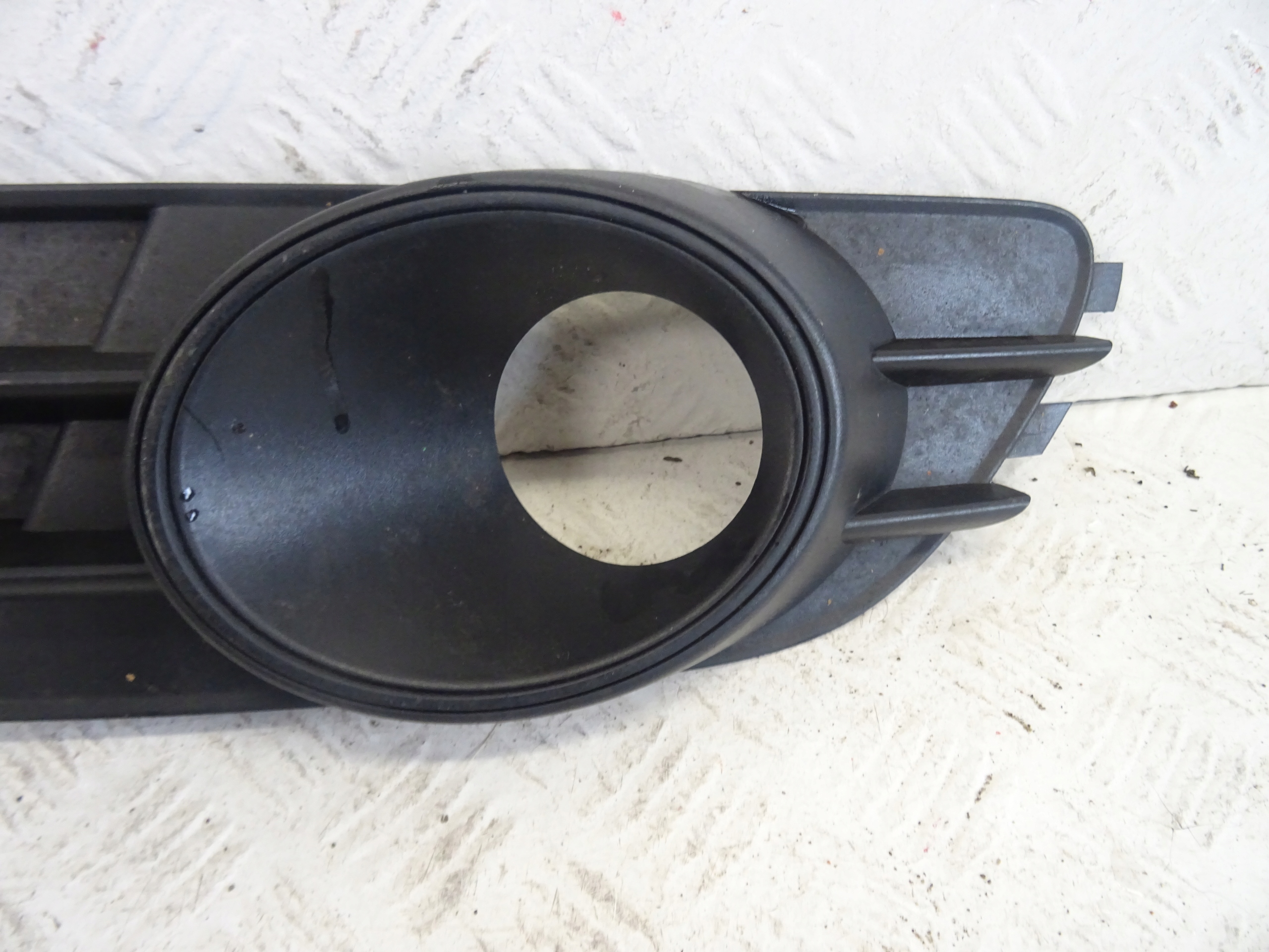 grid of a bumper front front right AUDI A6 C7 4G0807682H
