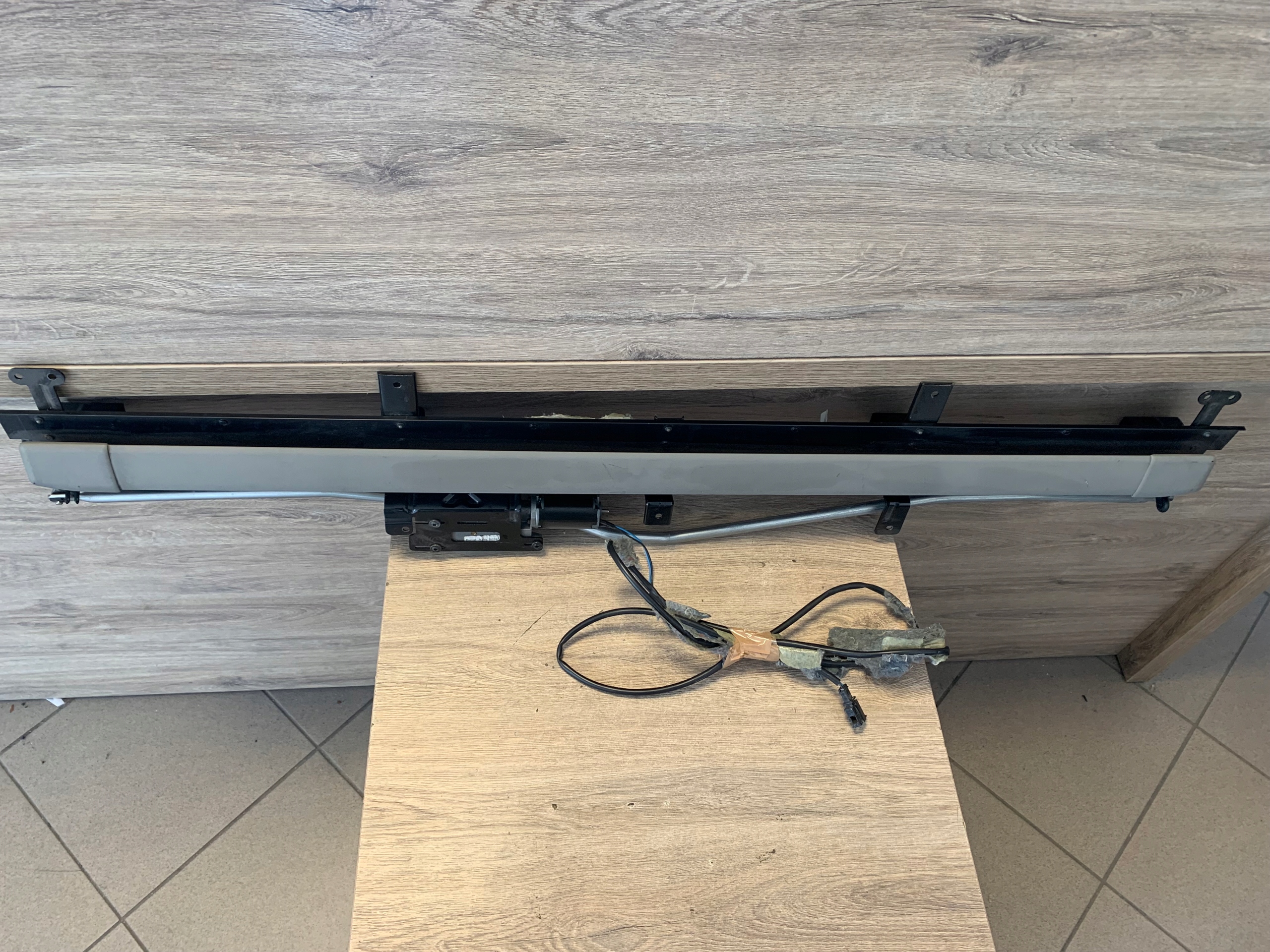 ROLETA BAGAŻNIKA TYŁ ELEKTRYCZNA AUDI A8 D3