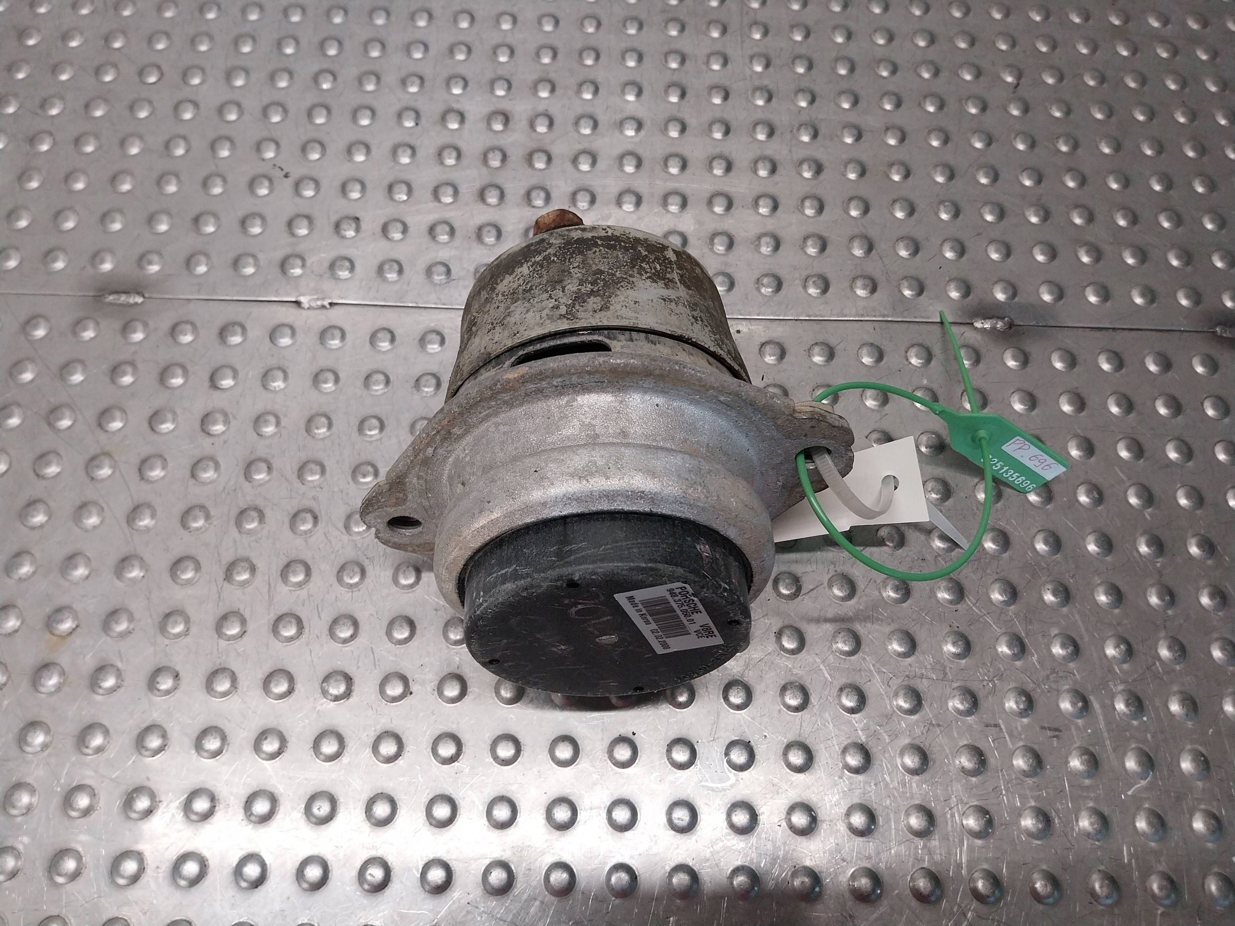 engine mount right 94837505001 PORSCHE CAYENNE and 4.5 V8
