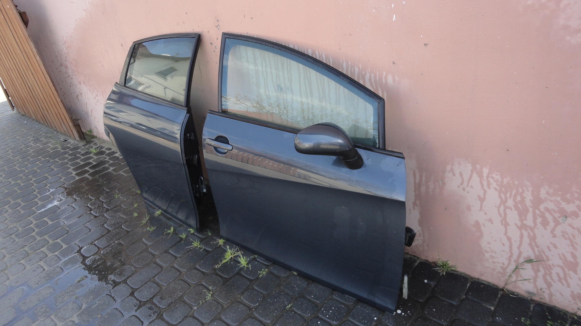 SEAT LEON II DRZWI SZYBA PRAWA PRZÓD TYŁ 2005- Strona zabudowy przód - prawa