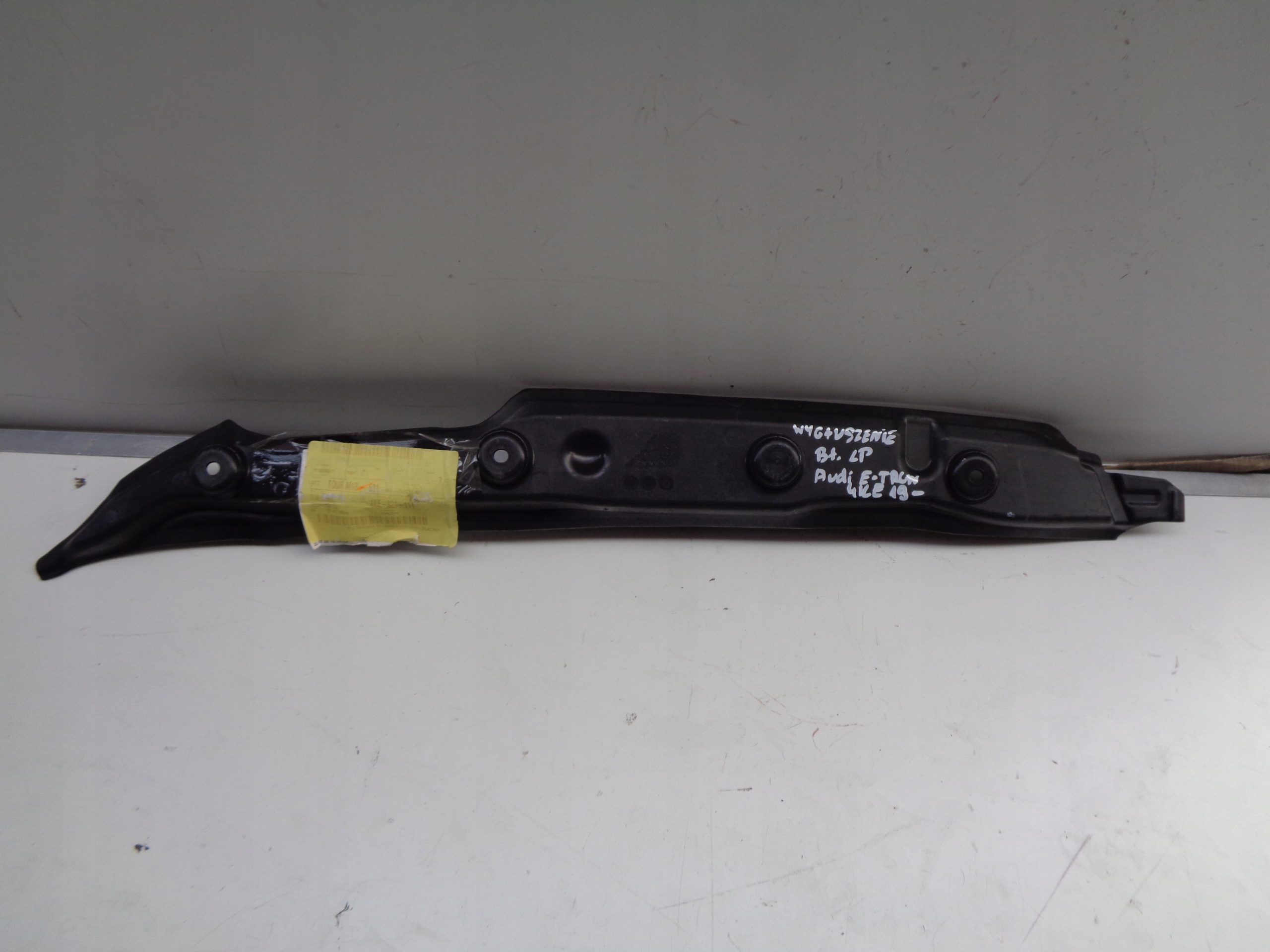 WYGLUSZENIE CHLAPACZ BLOTNIKA LEWY AUDI ETRON 4KE