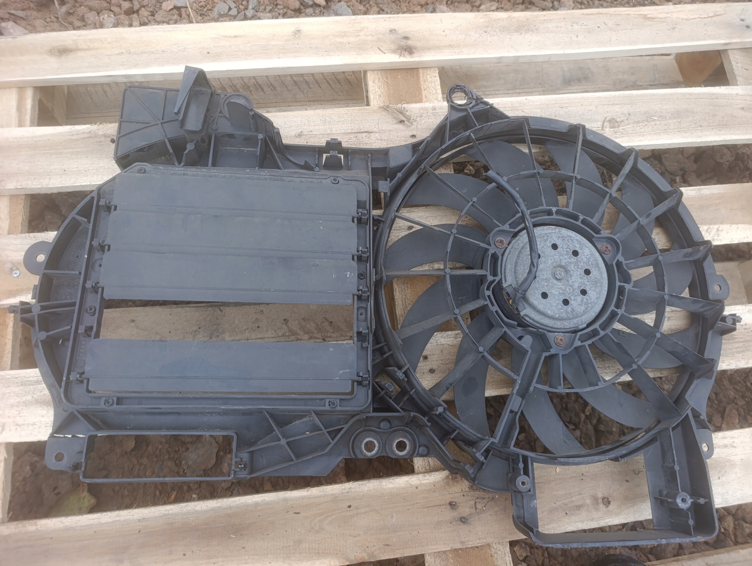 AUDI A6 C6 2.0 TDI ventilátor chladiče 4F0121003P