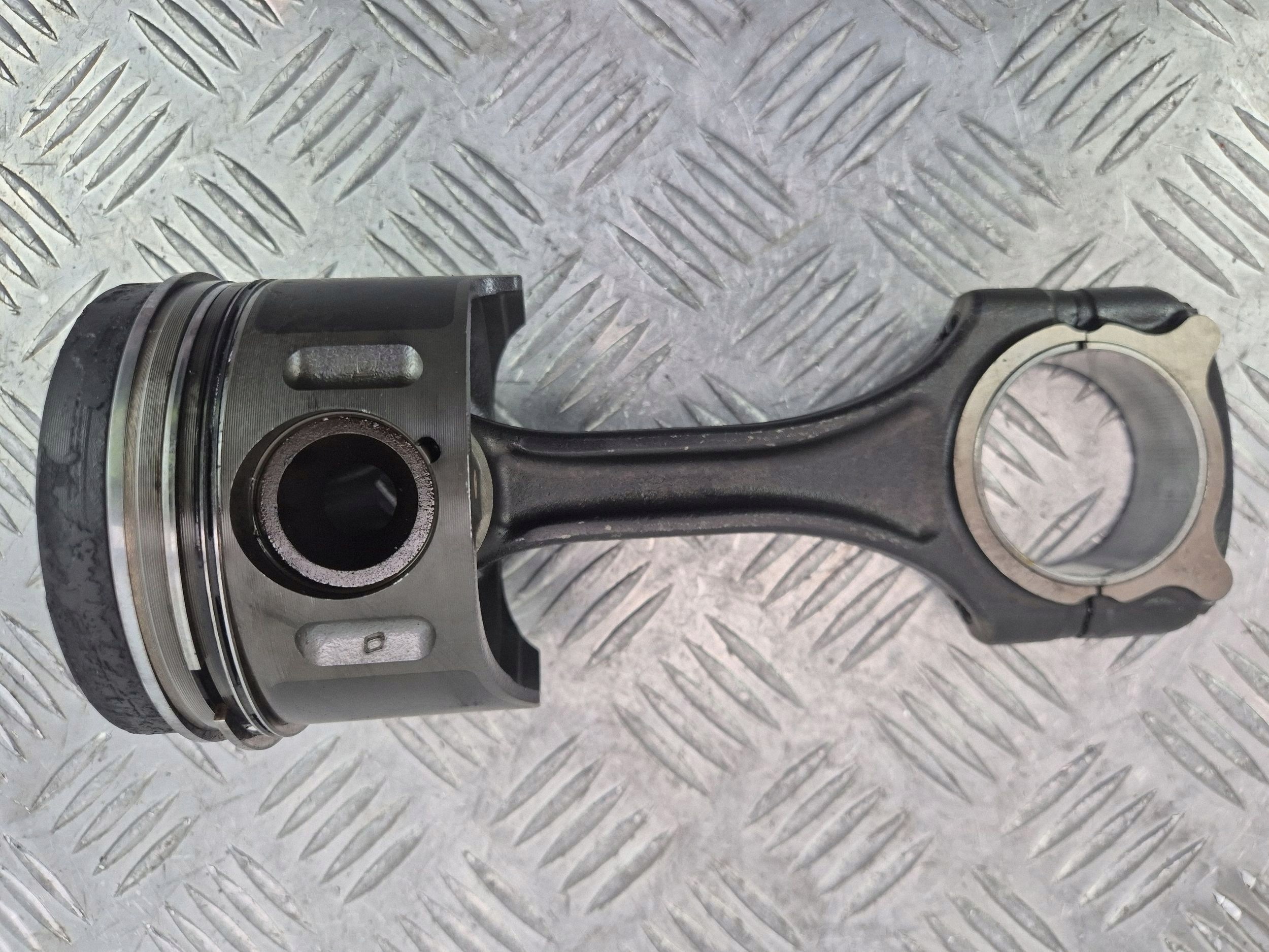 Piston avec bielle Mercedes C220 CDI S204 OM646.811