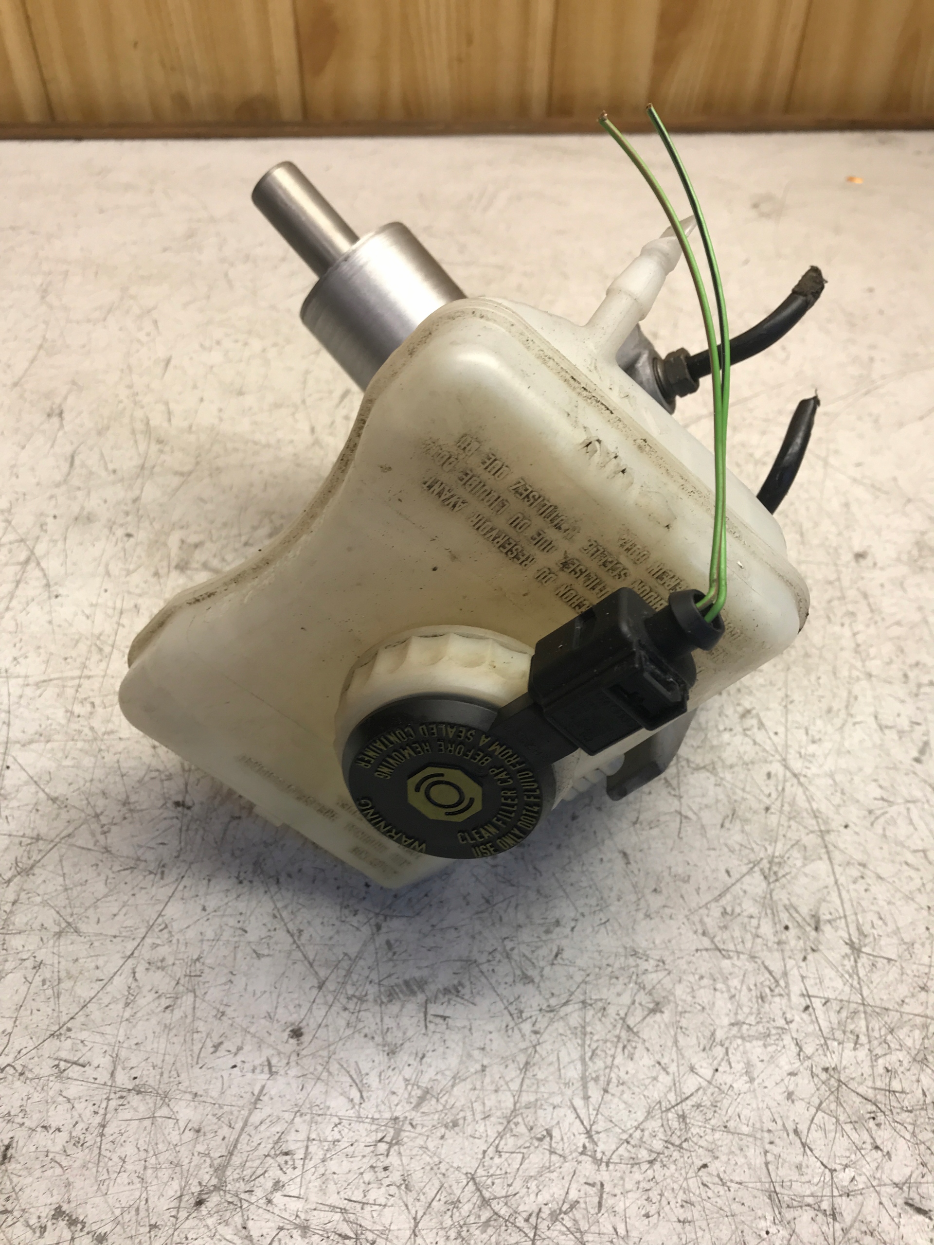 Behälter des Gasses Brems- AUDI A4 B8 LIFT