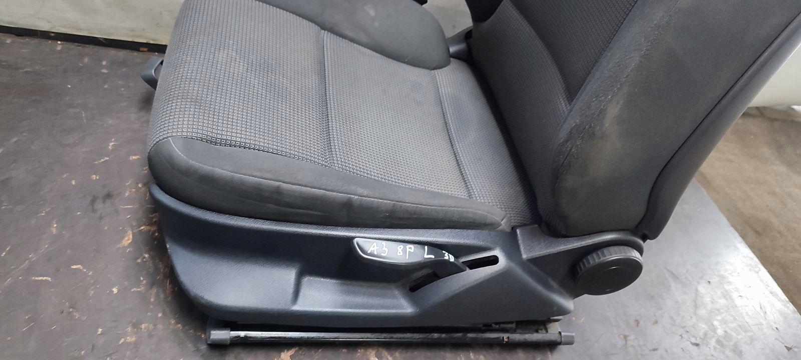 seat front left driver´s Audi A3 8P 3D LY7W