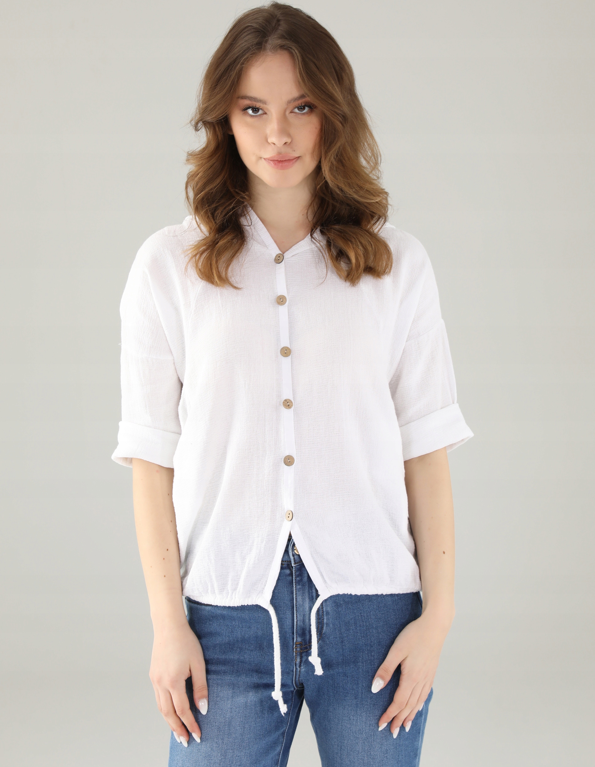 Bawełniana narzutka damska UNISONO z kapturem w kolorze białym rozm. S Rozmiar S