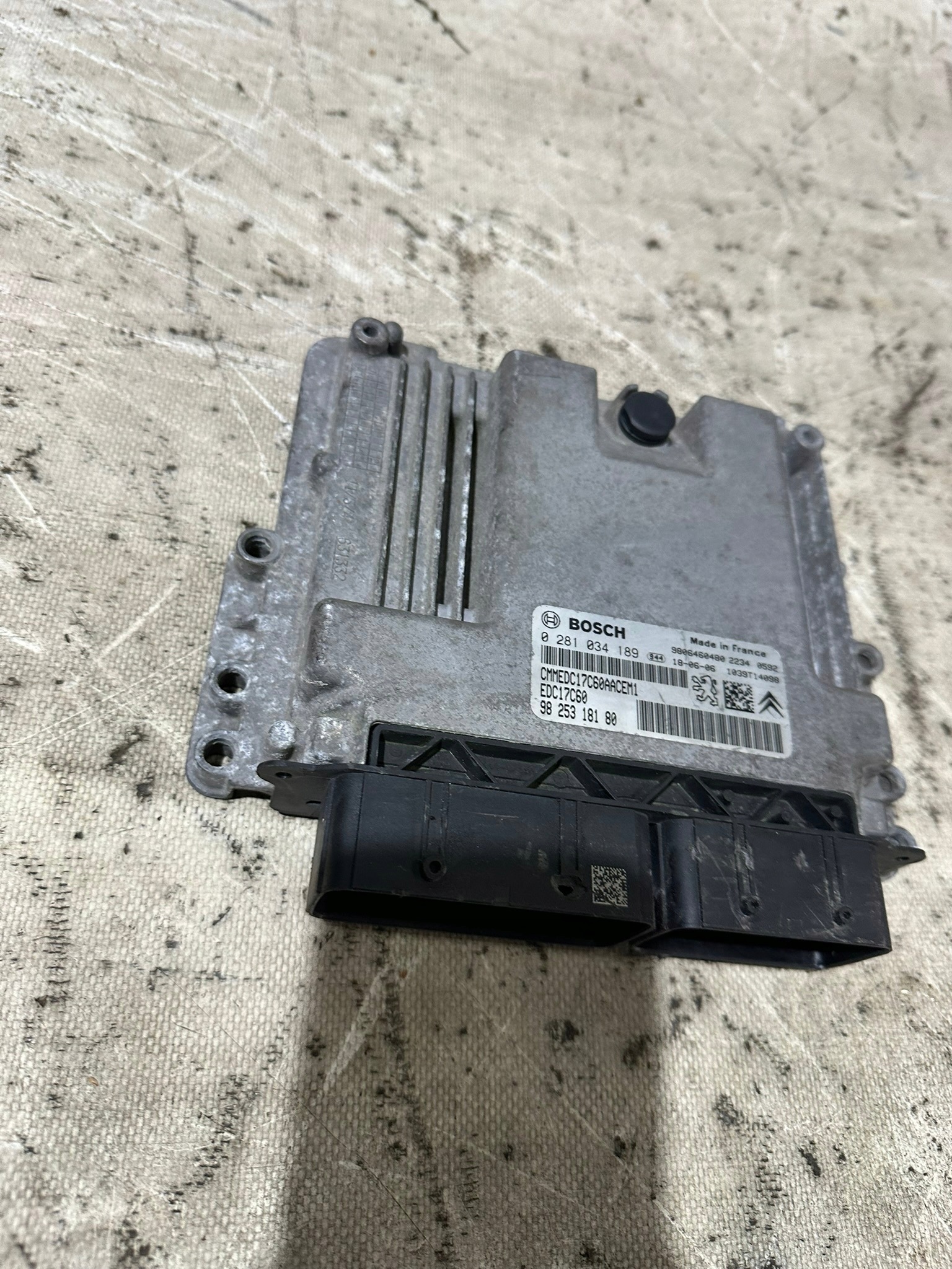 control unit of the engine PEUGEOT 301 1.6HDI 0281034189