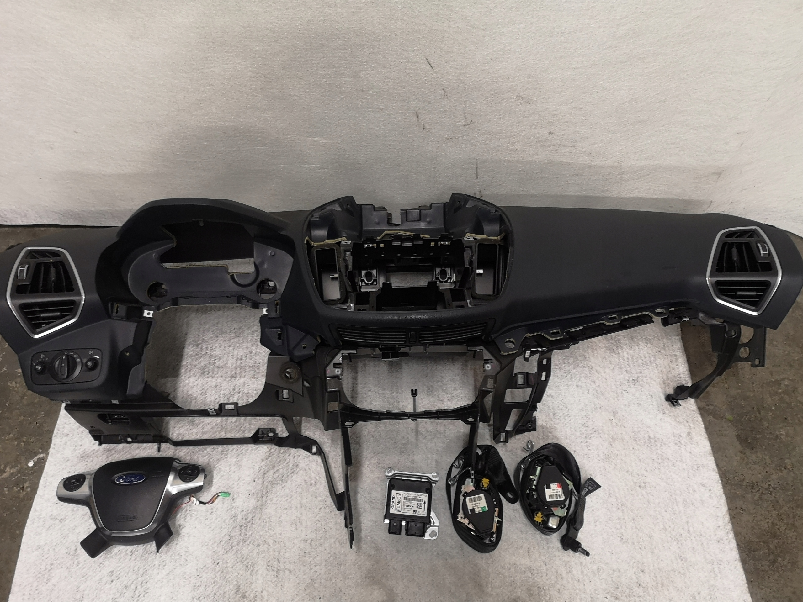 FORD GRAND C MAX MK2 KONSOLA DESKA PASY KOMPLET