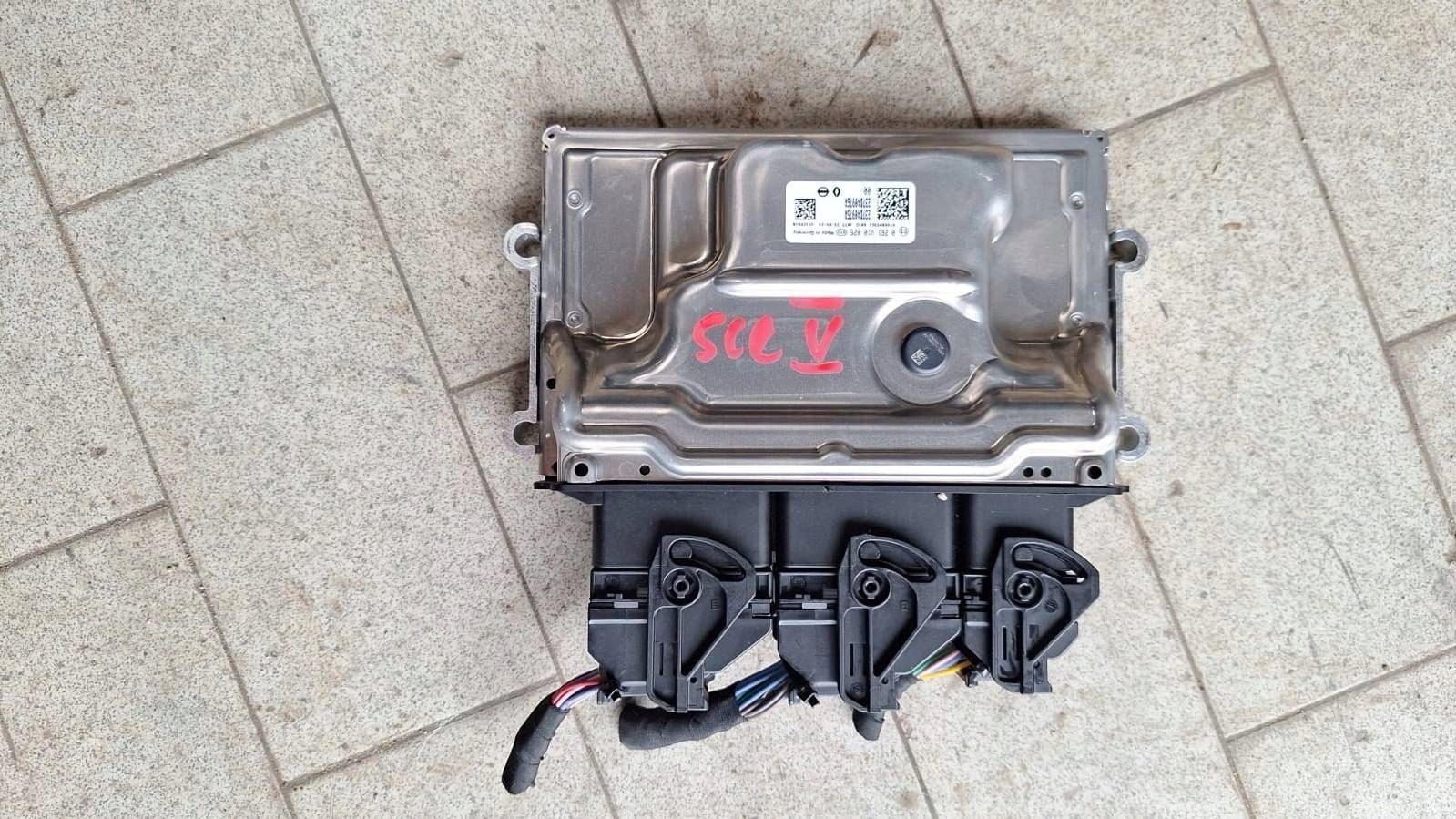 control unit of the engine Renault Scenic E-Tech V Renault 4 5 237D40975R 237D40976R