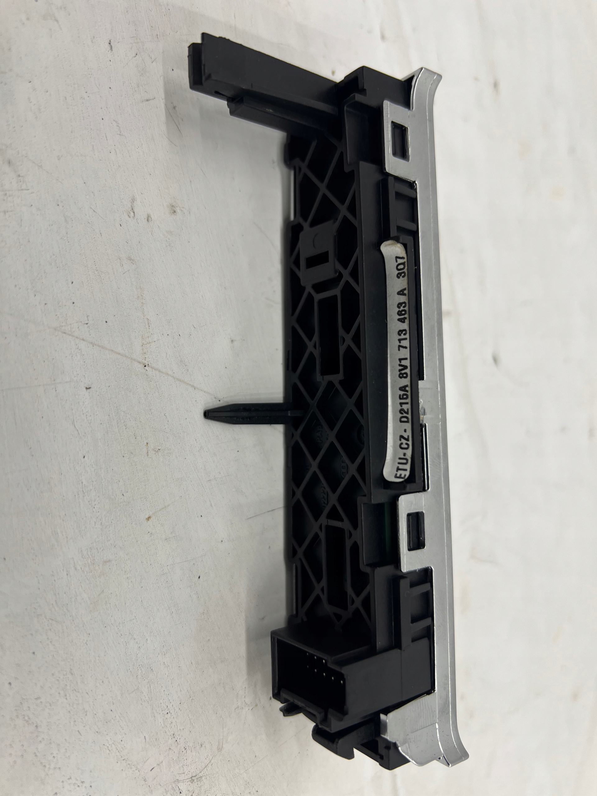 AUDI A3 8V PANEL RÁM zmeny prevodov AUTOMAT 8V1713463A