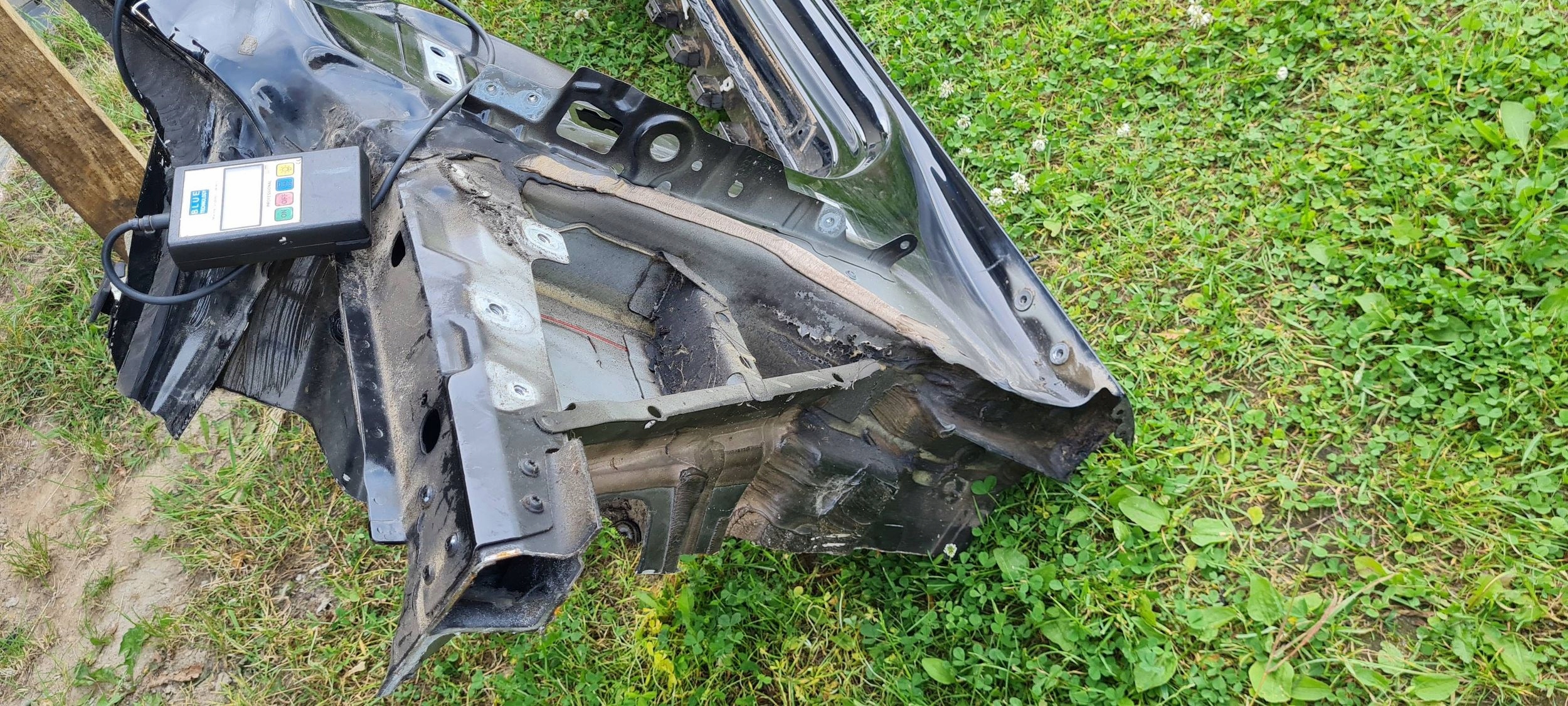 A4 B9 8W S4 pillar threshold side RAMA A and B left left front quarter LY9T