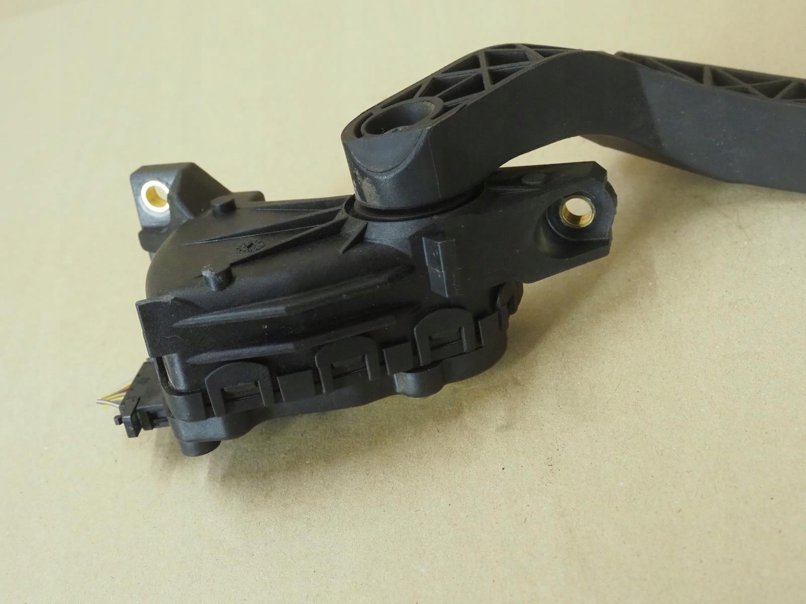 педаль потенциометр газа Audi OE 8D1723523A