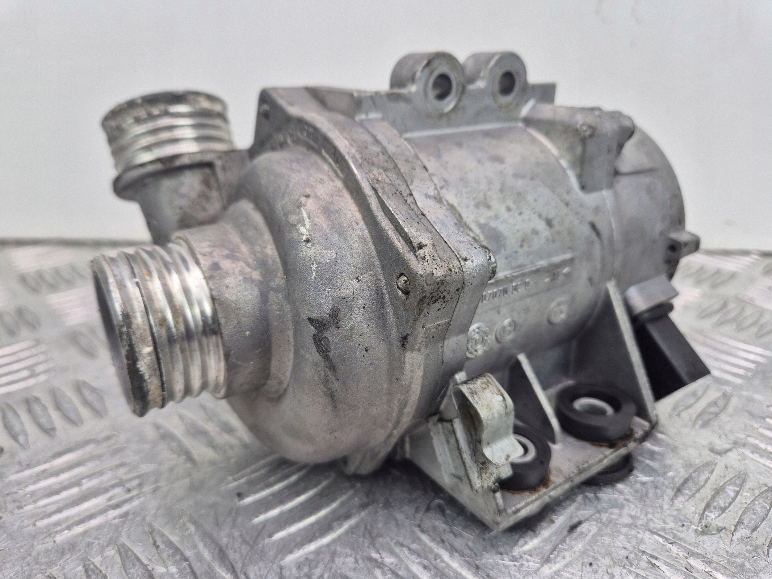 supplementary water pump BMW 5 E60 E61 525i N52B25AE 7586924