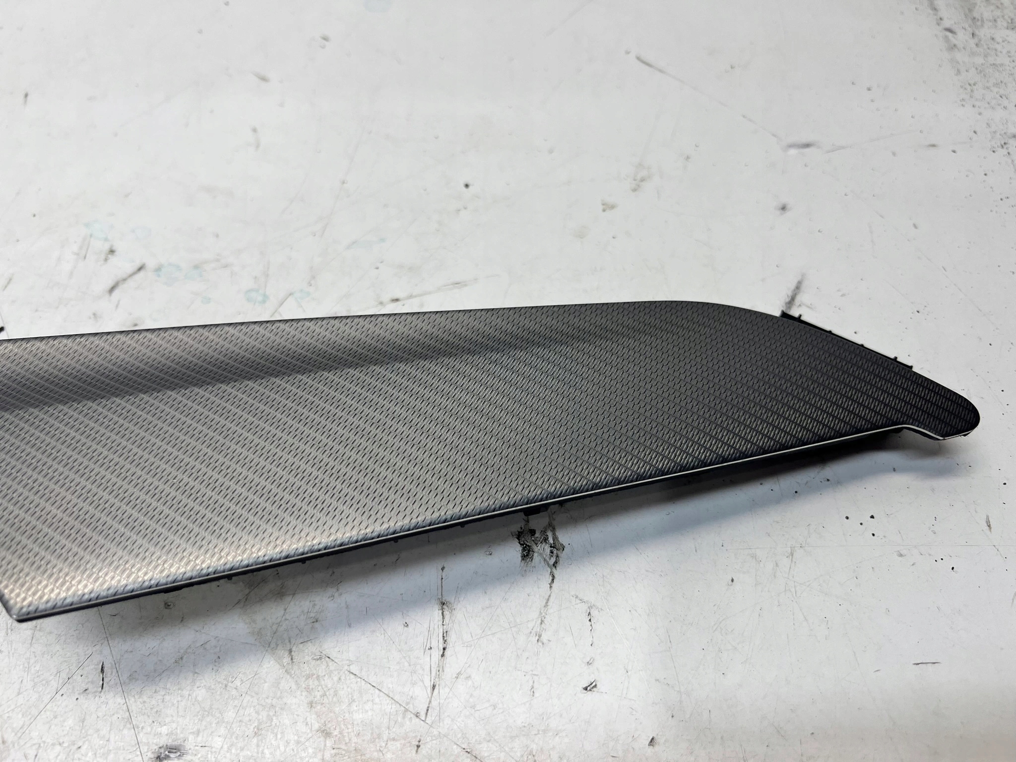 moulding DEKOR door left rear part AUDI A6 C8 4K5867419E 3LP
