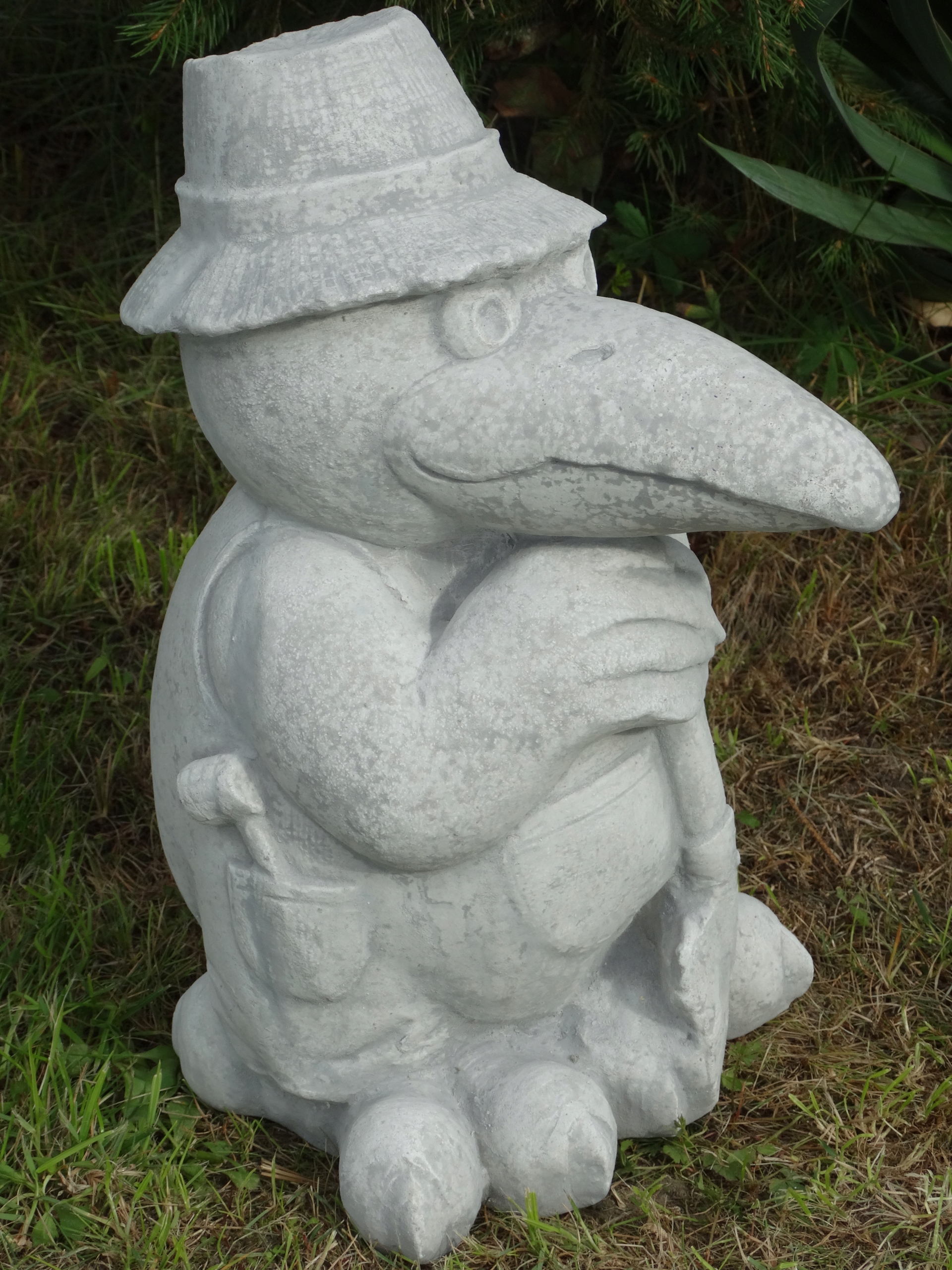 Betonová figurka Vrána v klobouku, zahradní figurky