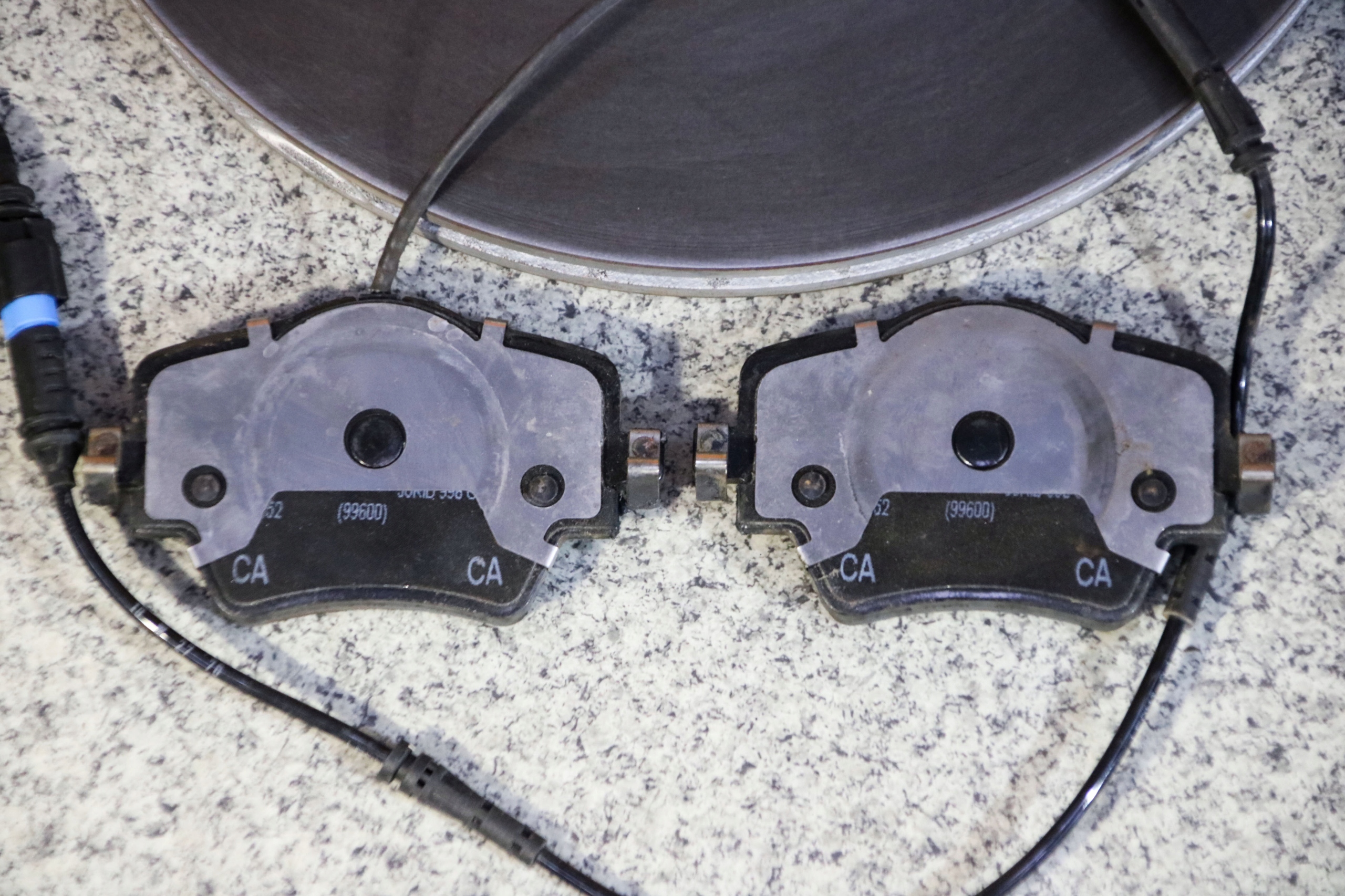 BMW G20 330i discs plates front 330x24 3 km !!!