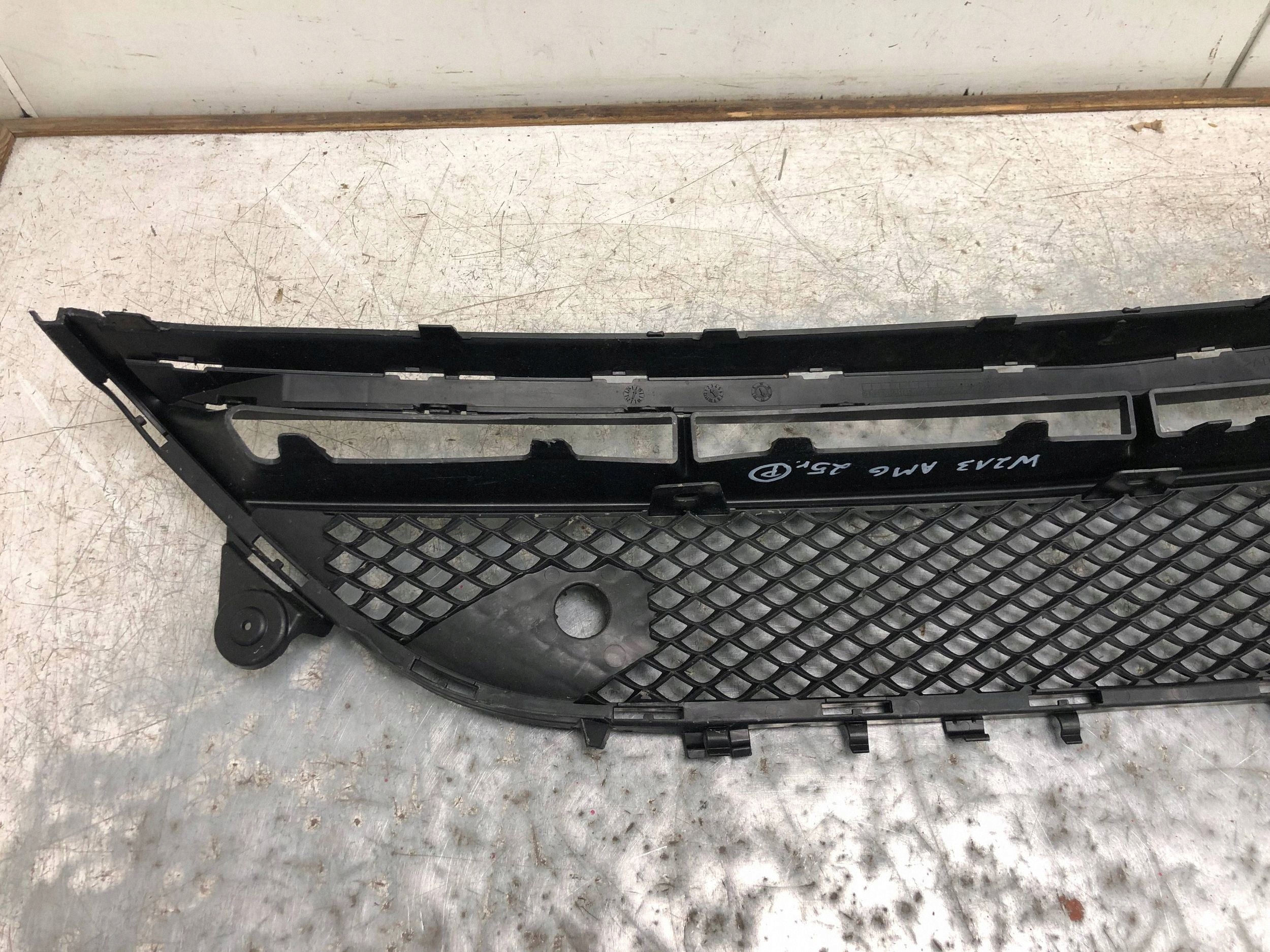 mřížka střední nárazníku předek BMW E61 m-packet 7896586